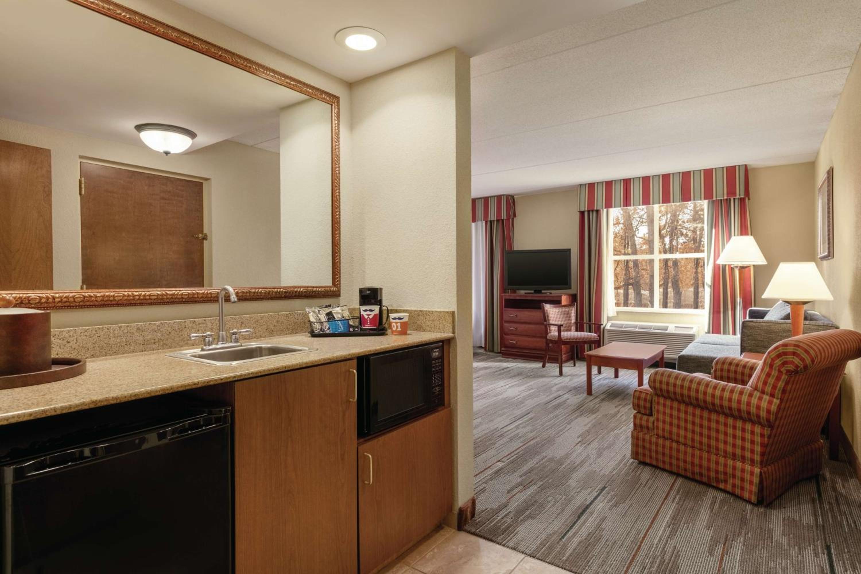Studio Suite with Two Queen Beds and Sofa Bed - Non-Smoking - Photo 2