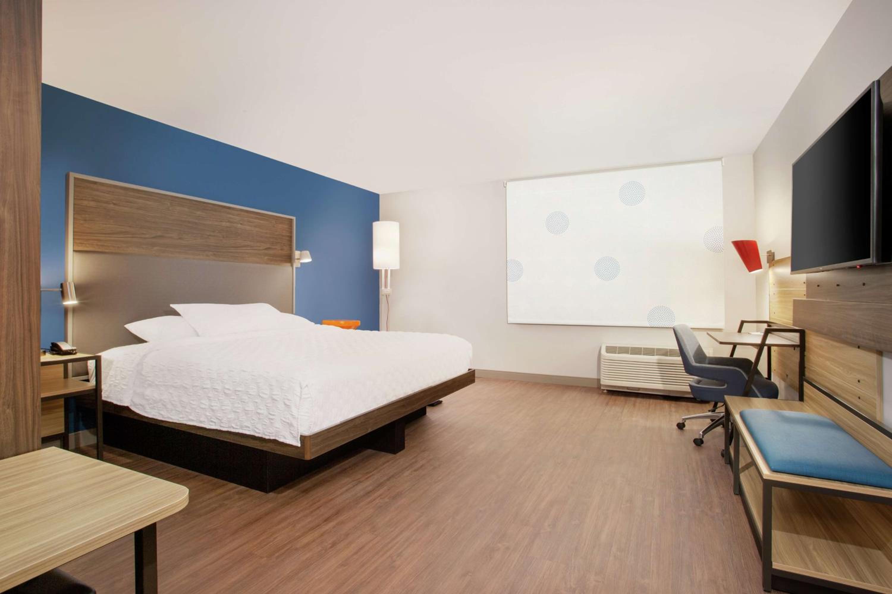 King Room with Bath Tub - Mobility Access - Photo 4
