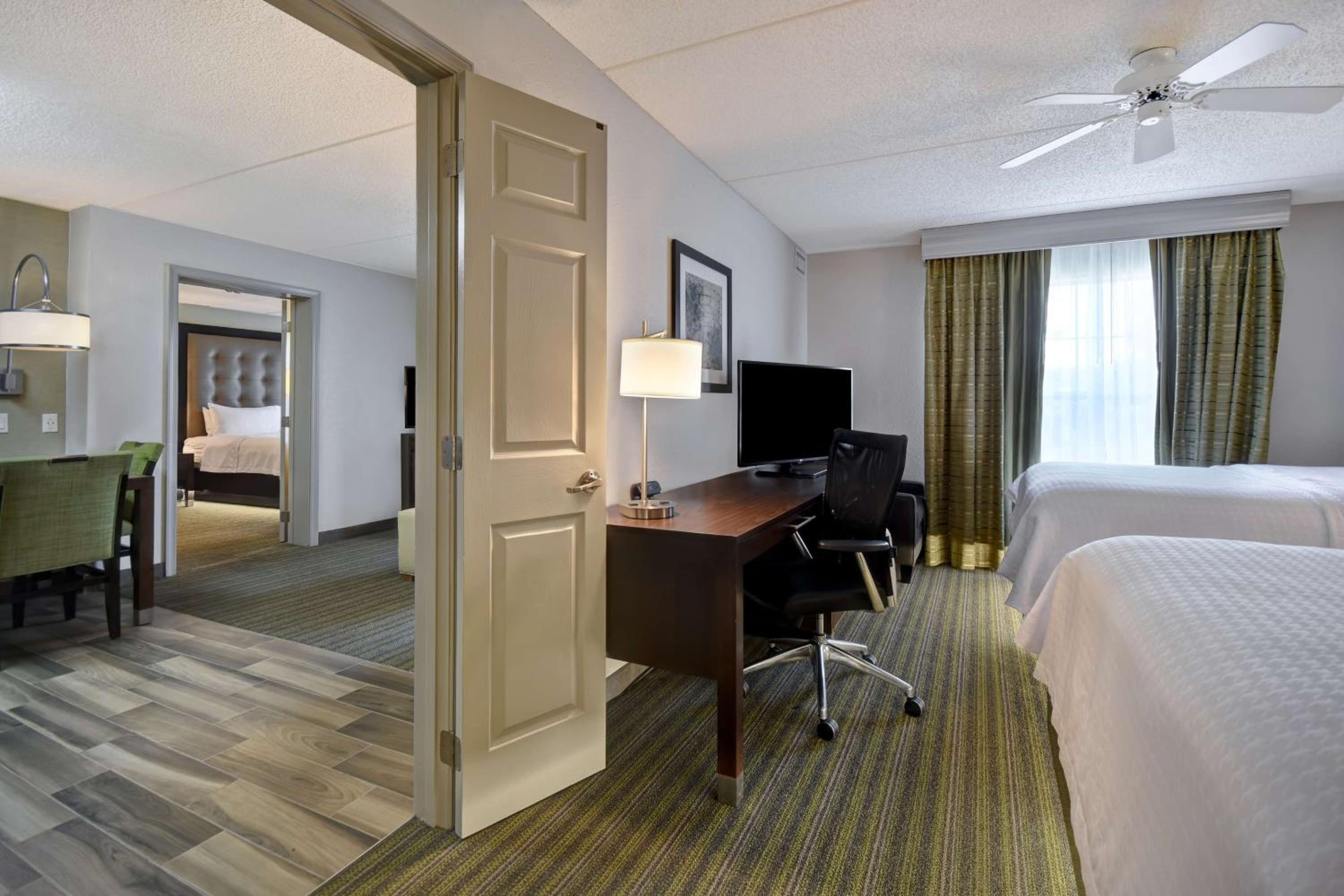 Two-Bedroom Suite with One King And Two Double Beds - Non-Smoking - Photo 2