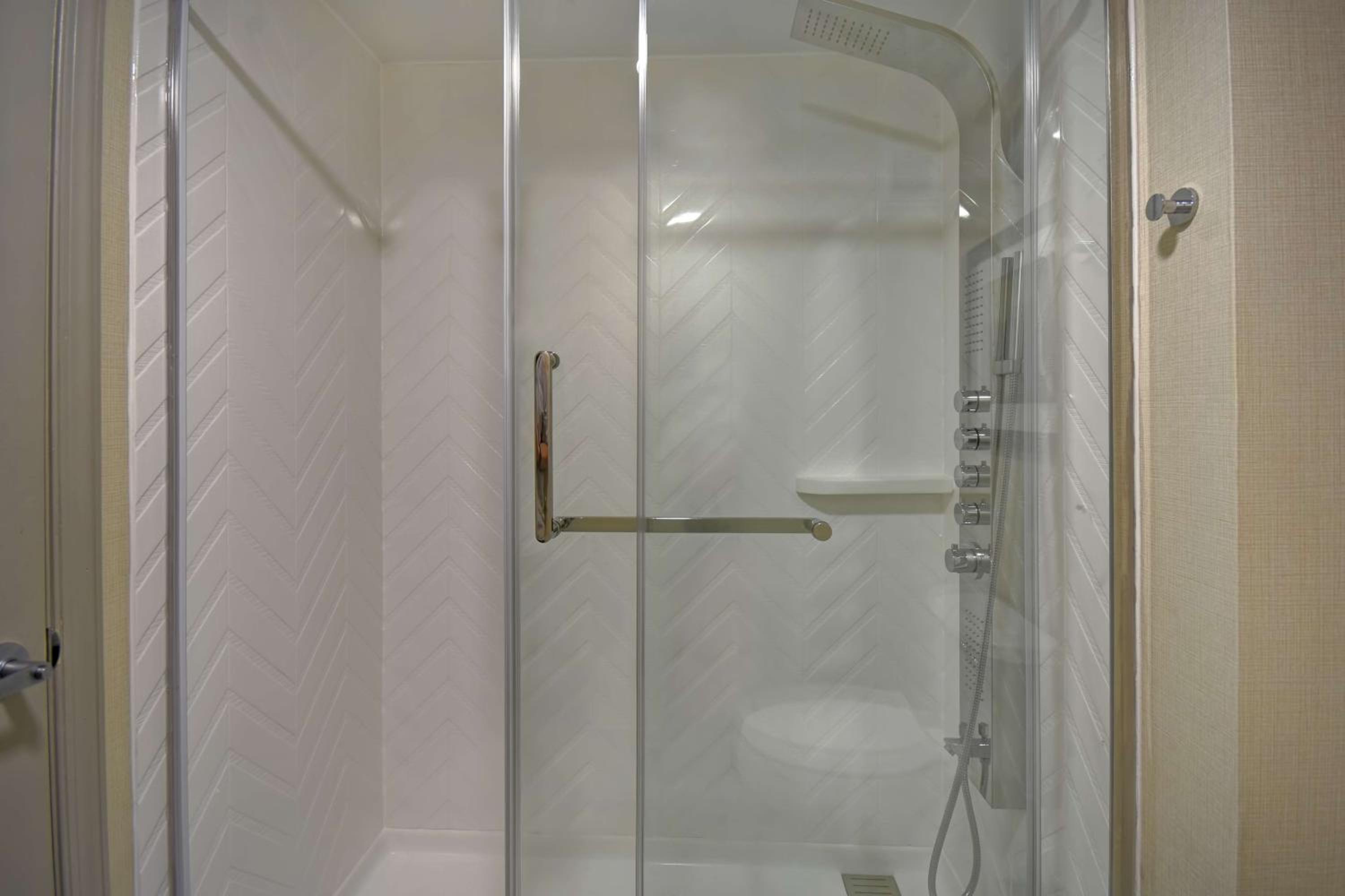 One-Bedroom King Suite - Non-Smoking - Photo 5