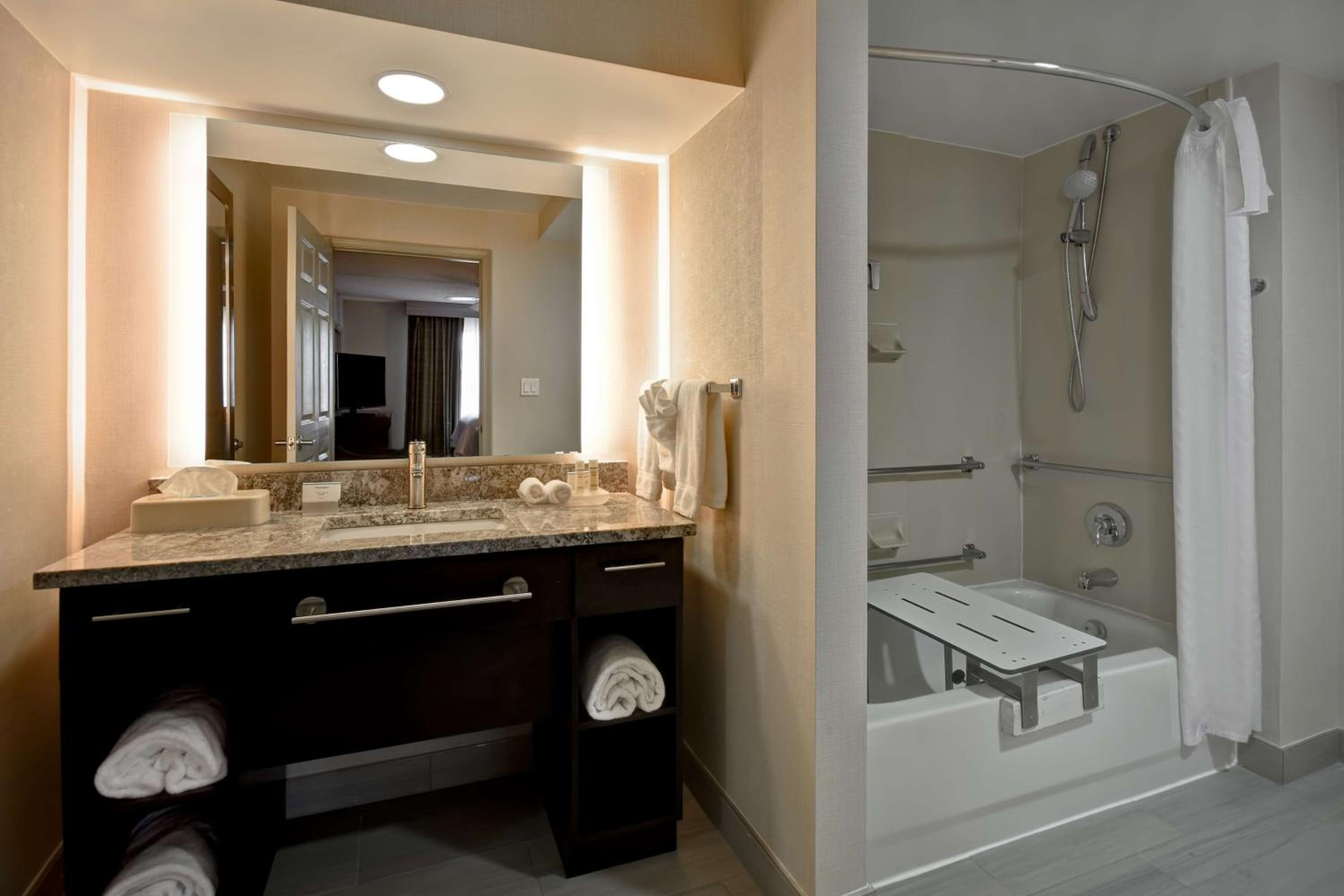 Suite with Two Double Beds and Bath Tub - Mobility and Hearing Access/Non-Smoking - Photo 5