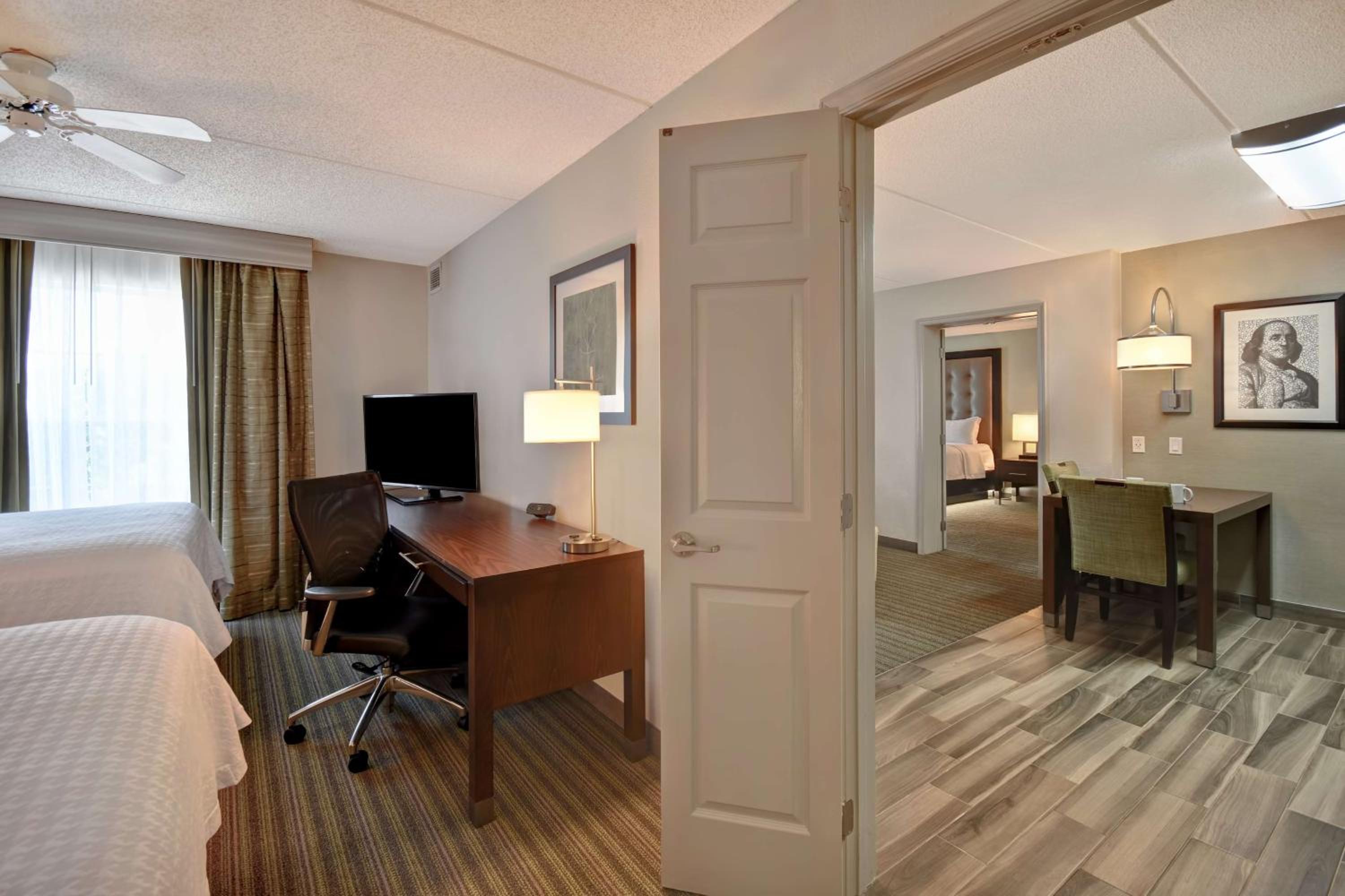 Two-Bedroom Suite with One King And Two Double Beds - Non-Smoking - Photo 4