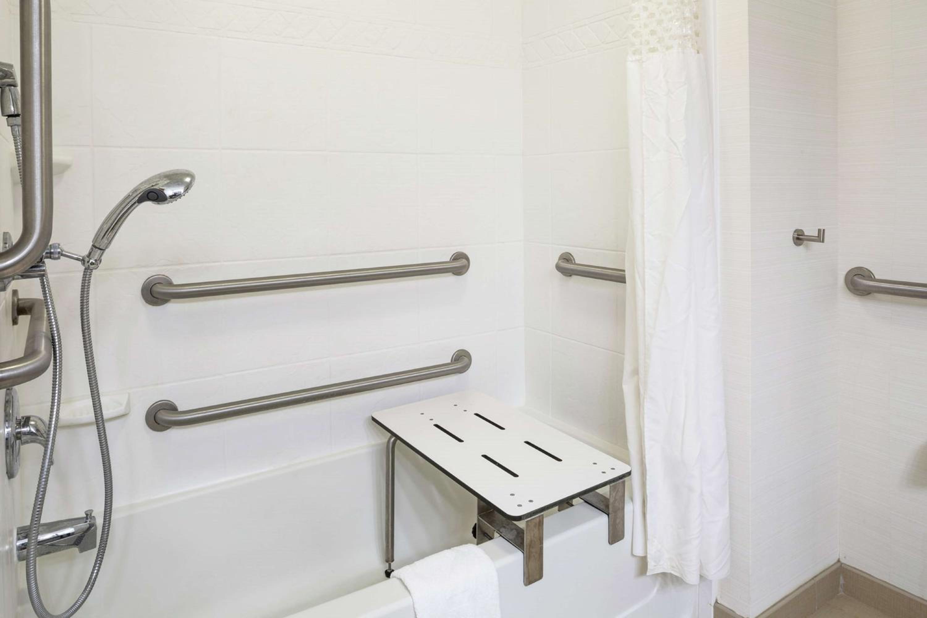 King Room - Hearing Access/Non-Smoking