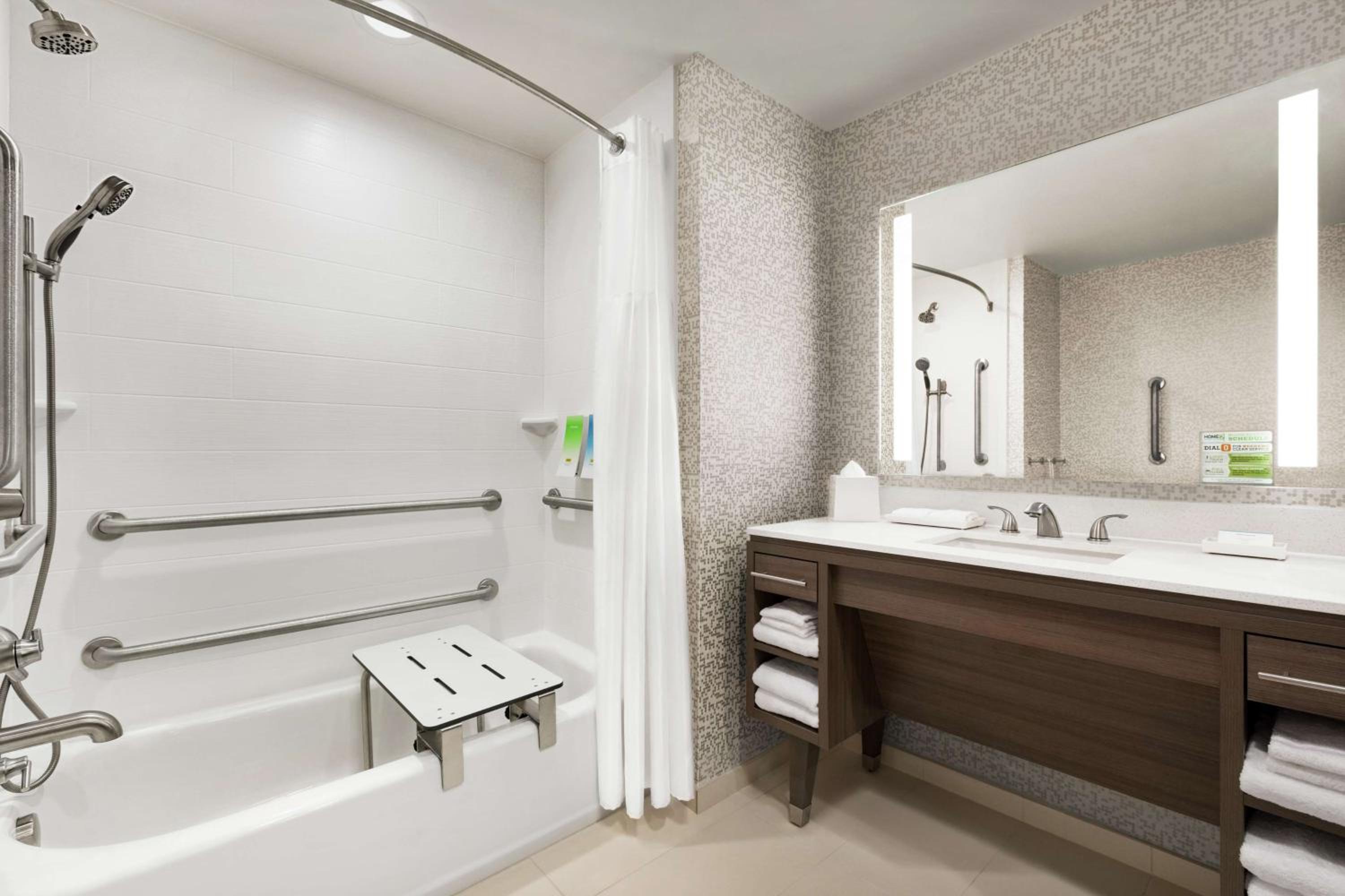 Queen Studio with Two Queen Beds - Mobility Access/Non-Smoking - Photo 2