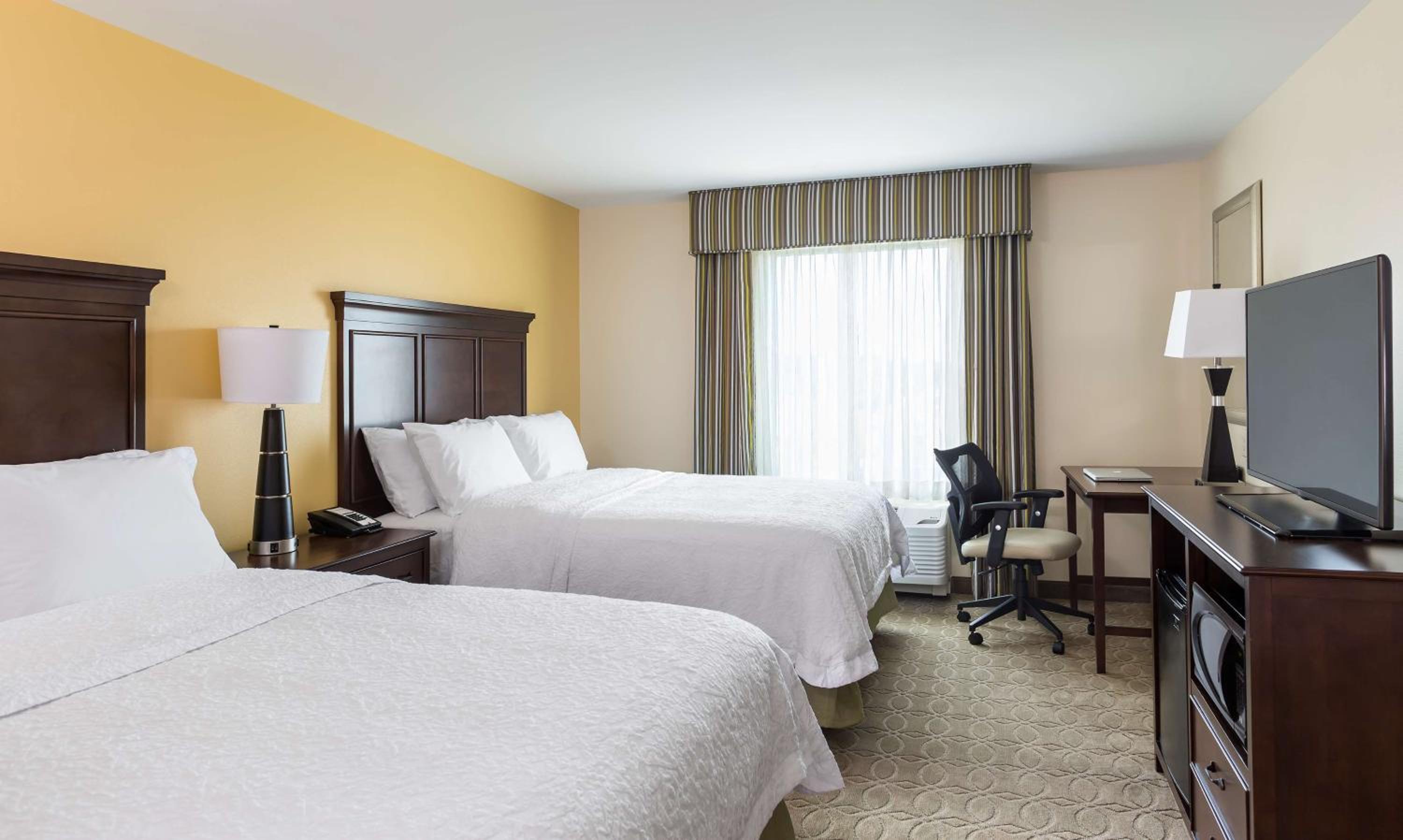 Queen Room with Two Queen Beds (4 Adults) photo 1