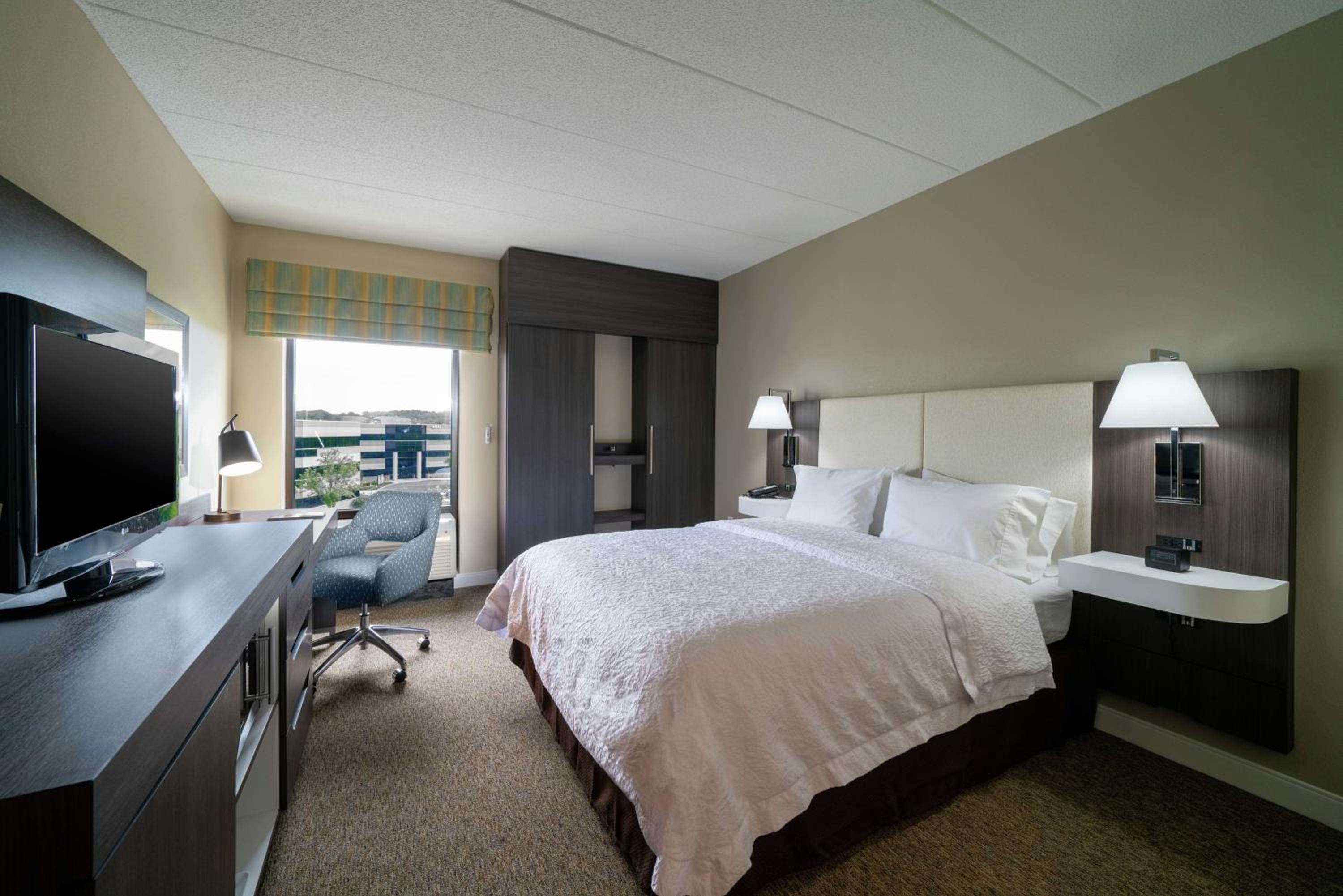 Standard King Room - Non-Smoking  - Photo 1