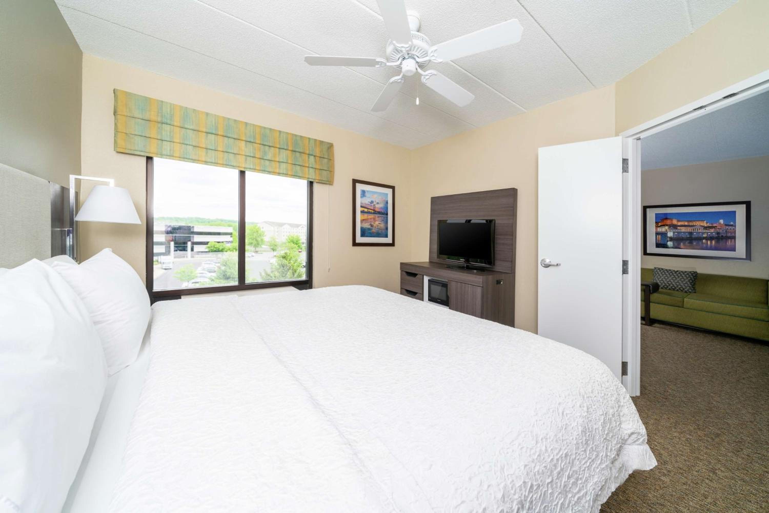 One-Bedroom King Suite with Fireplace - Non-Smoking  - Photo 5