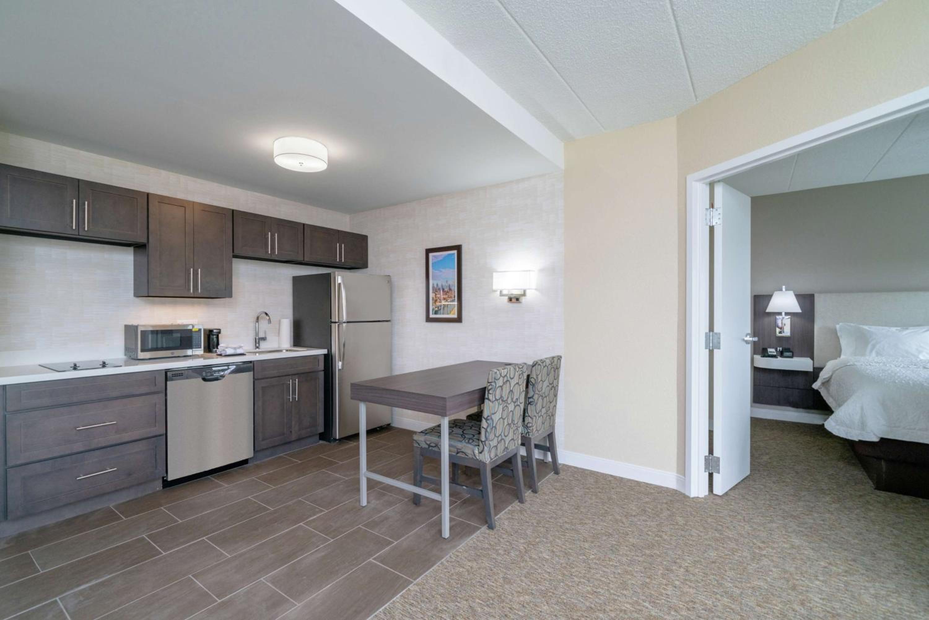 One-Bedroom King Suite with Fireplace - Non-Smoking  - Photo 3