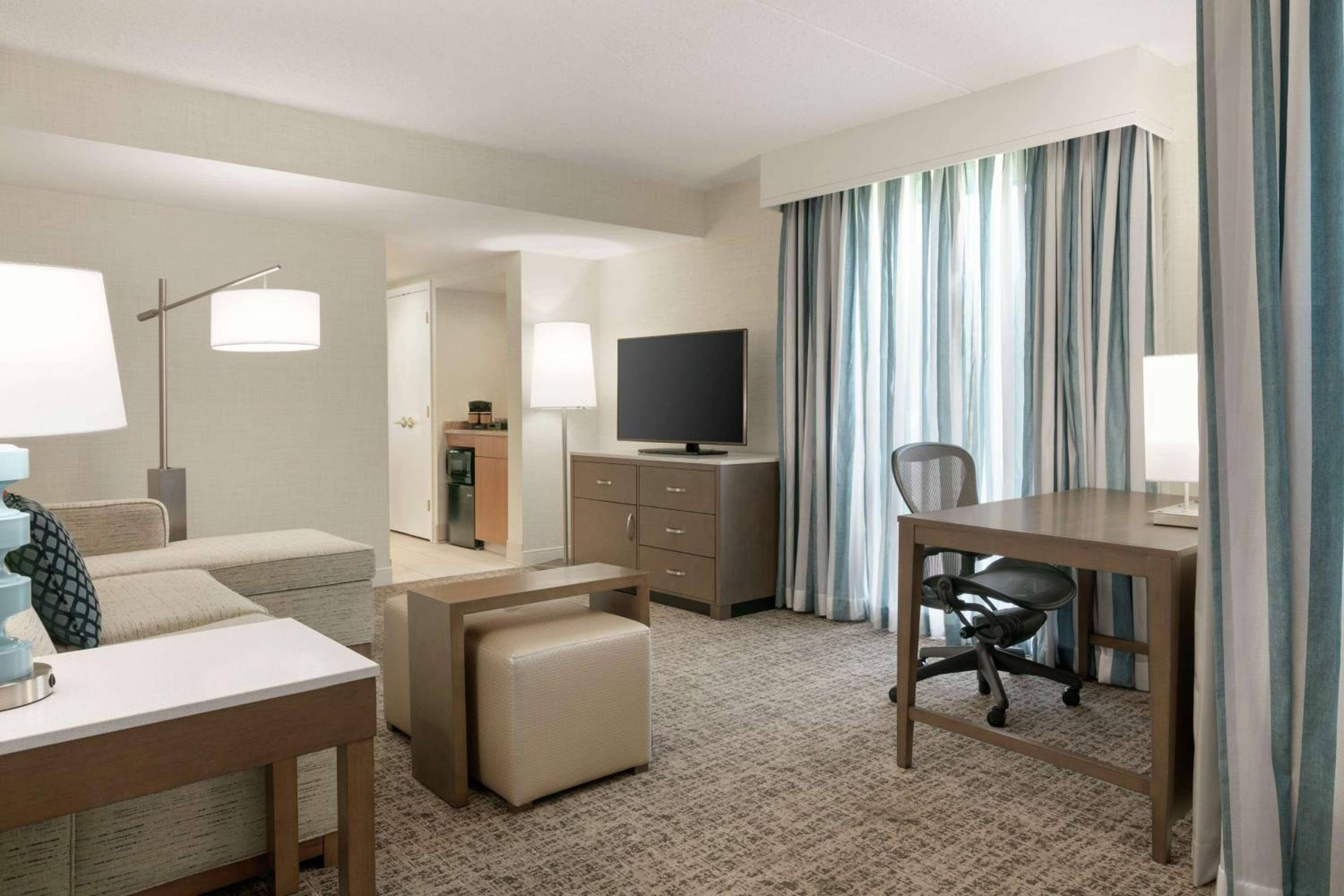 King Corner Suite with City View - Non-Smoking - Photo 4