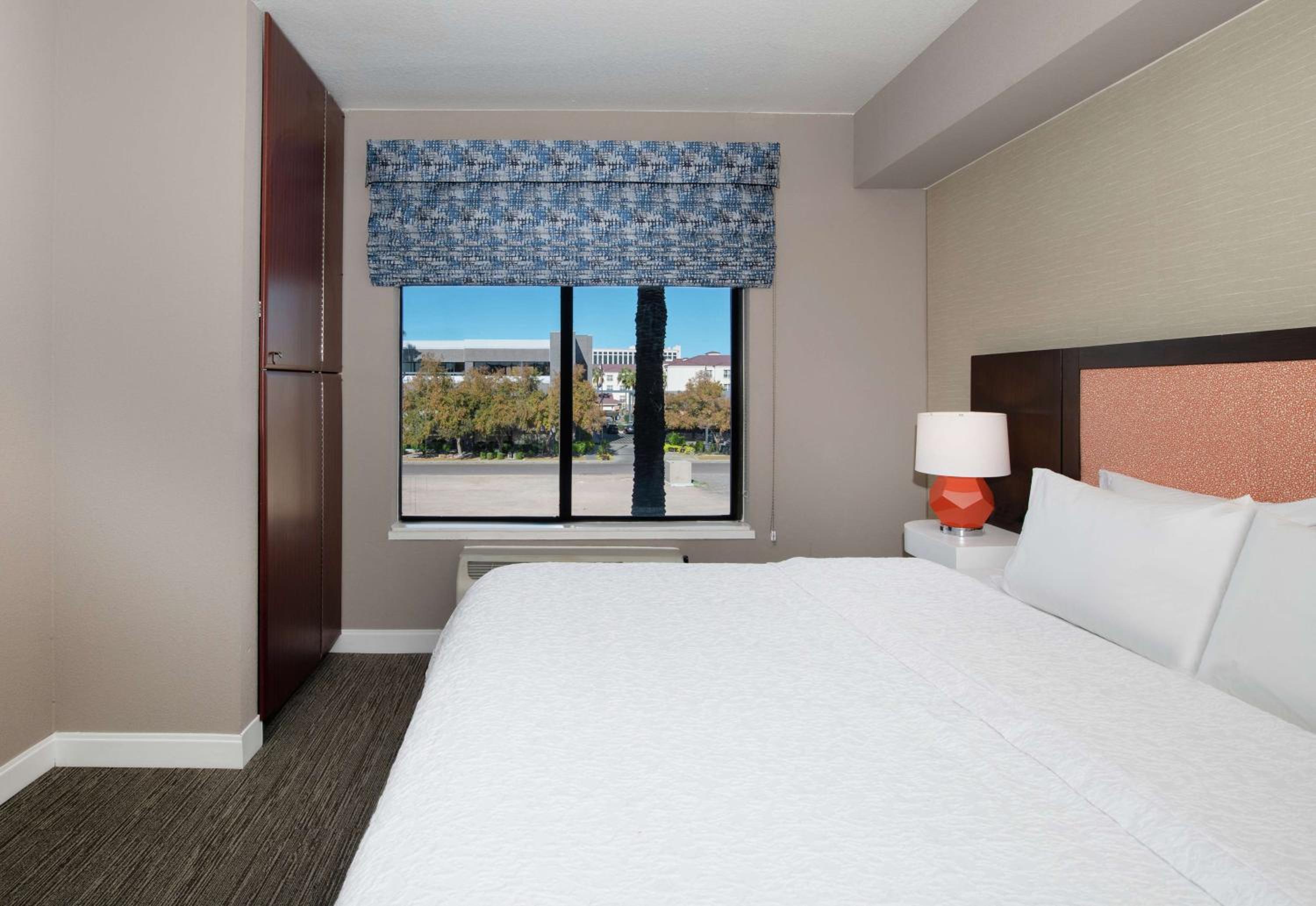King Room with King Bed - Non-Smoking - Photo 7