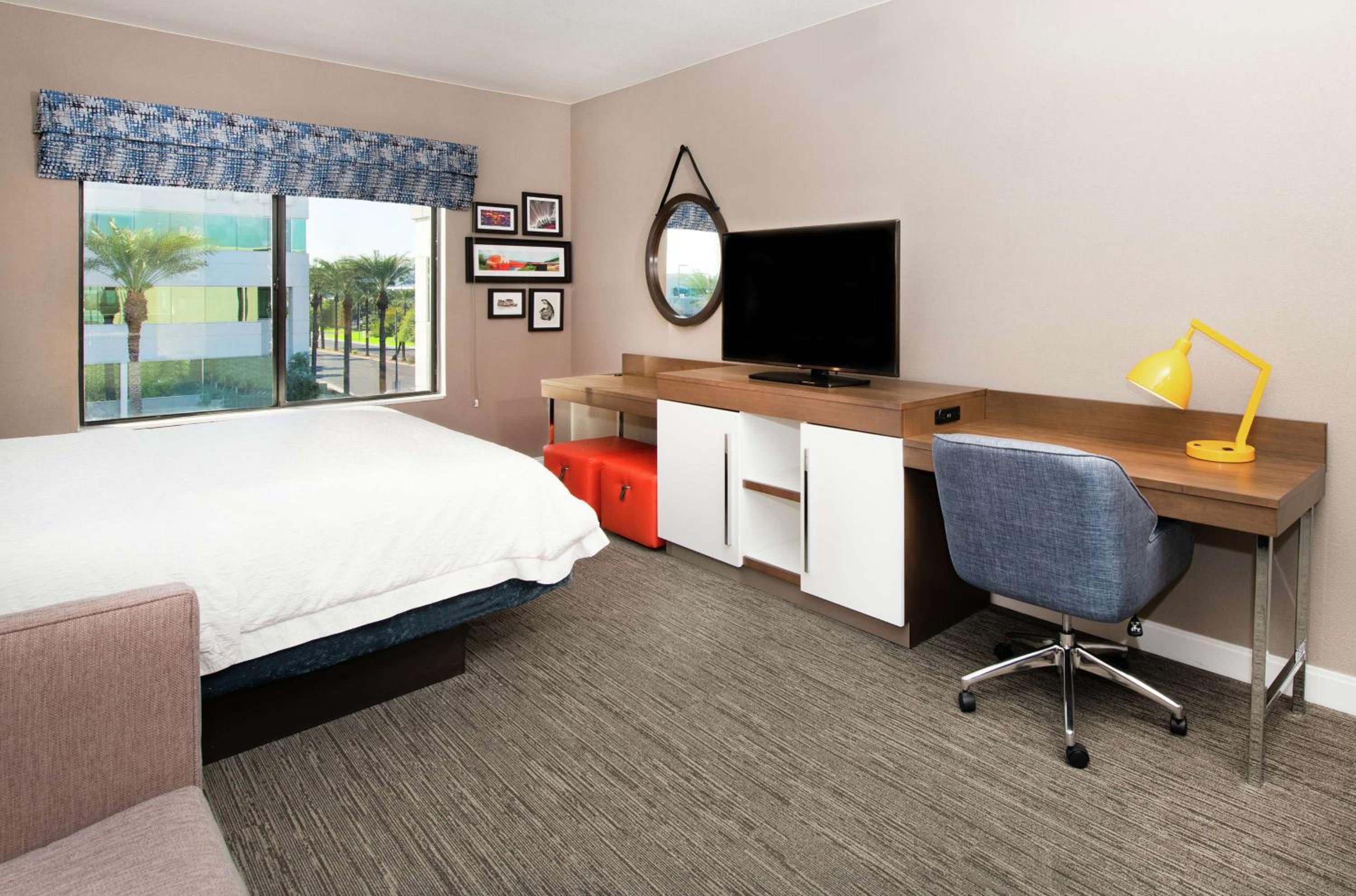 King Room with King Bed - Non-Smoking - Photo 3