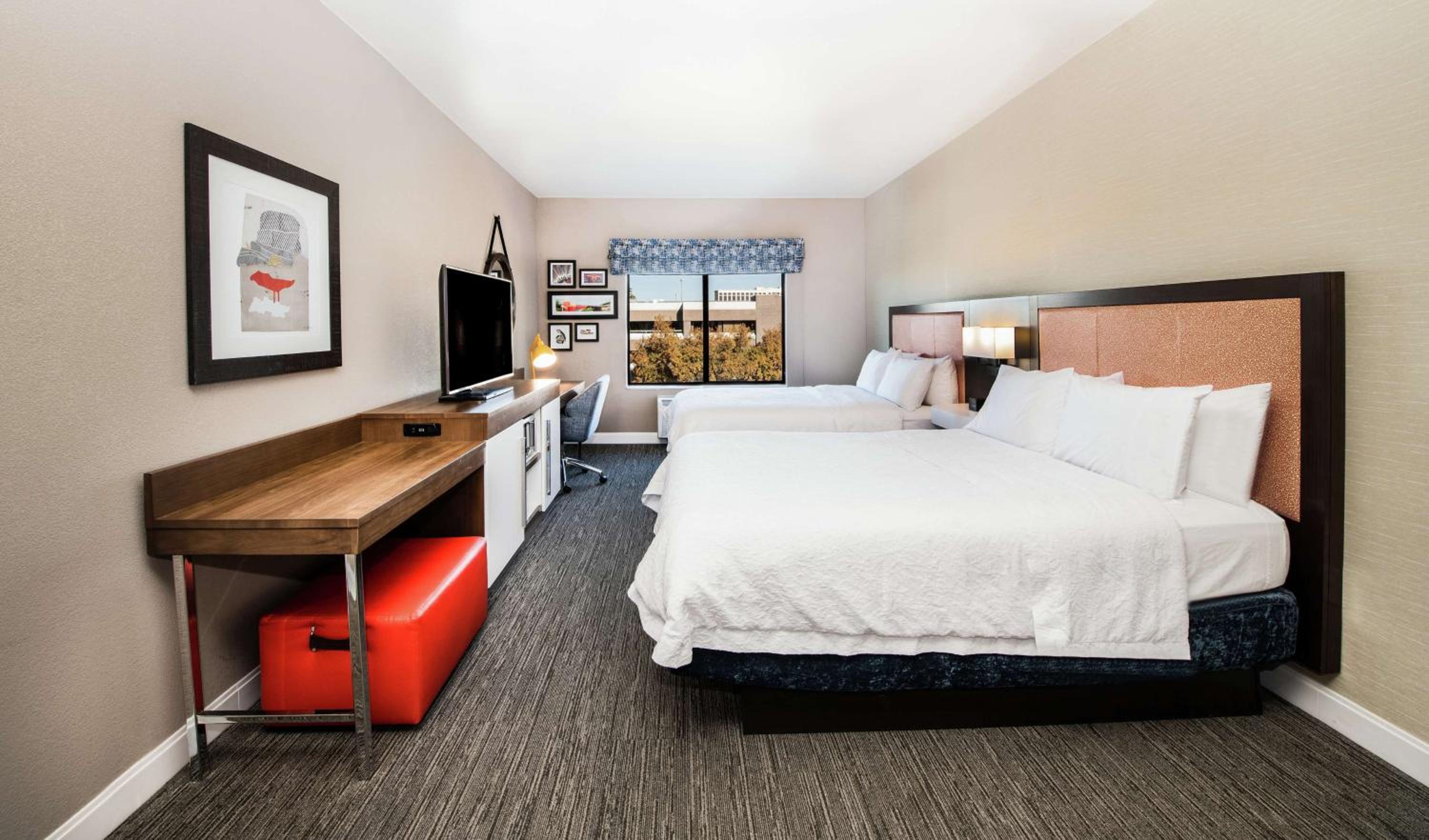 Room with Two Queen Beds - Non-Smoking - Photo 7