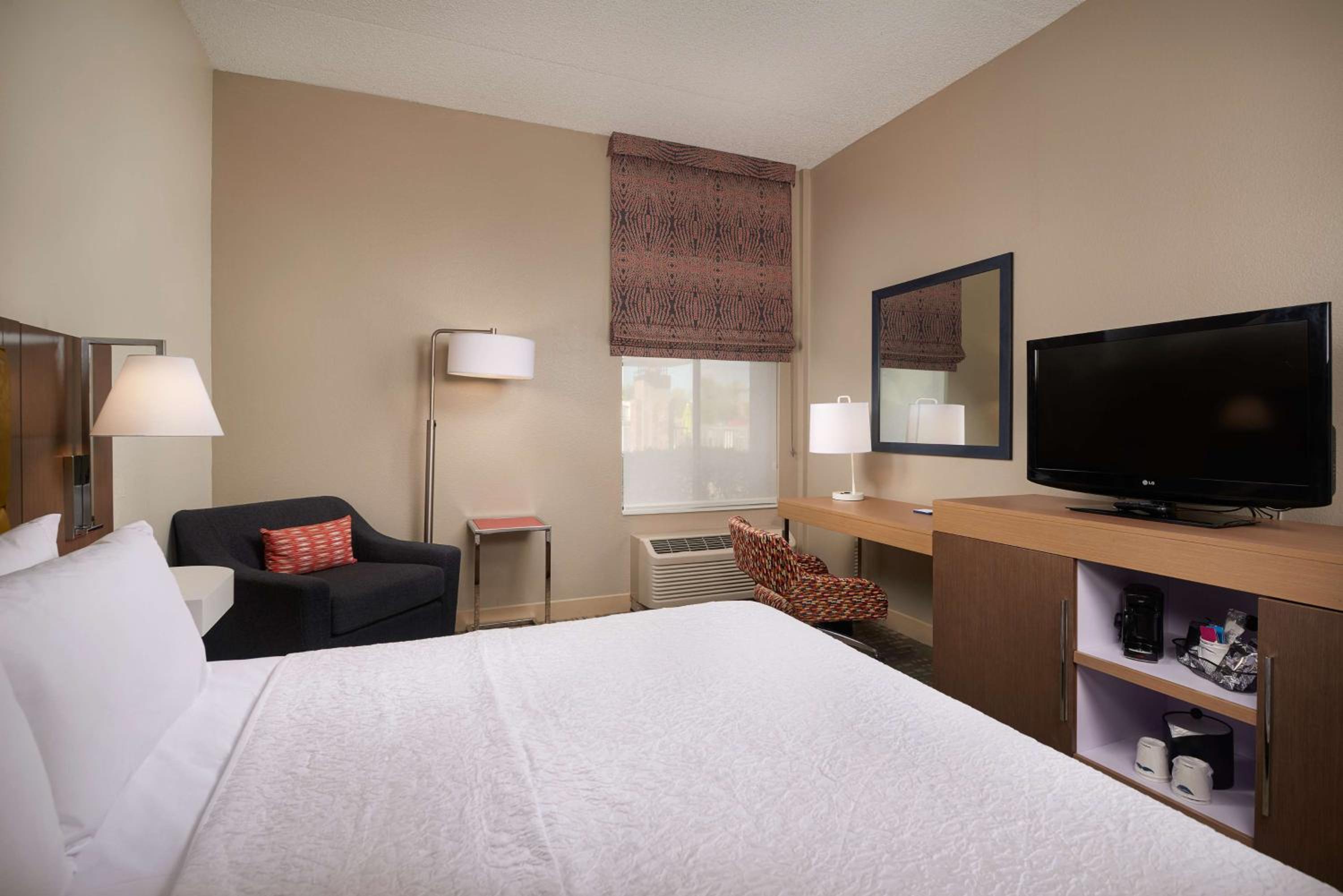 King Room with Sofa Bed - Non-Smoking - Photo 3