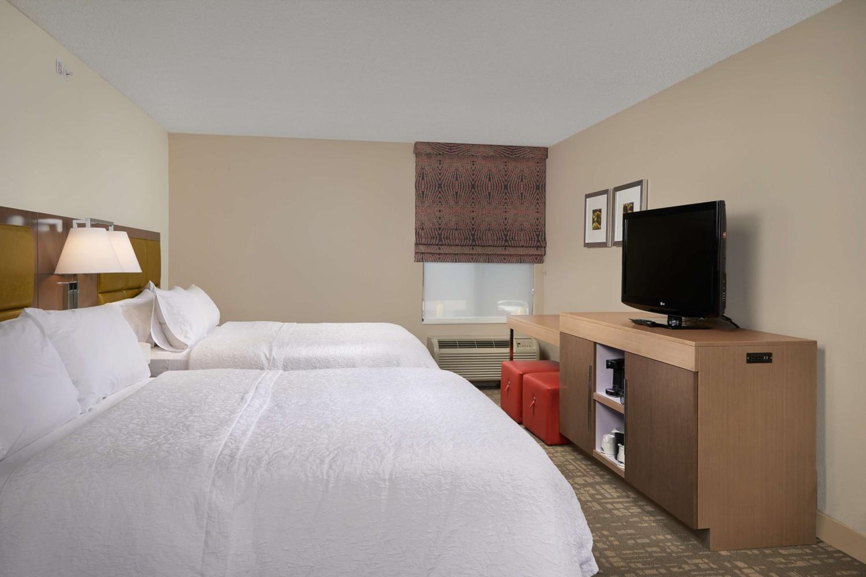 Queen Room with Two Queen Beds - Photo 2