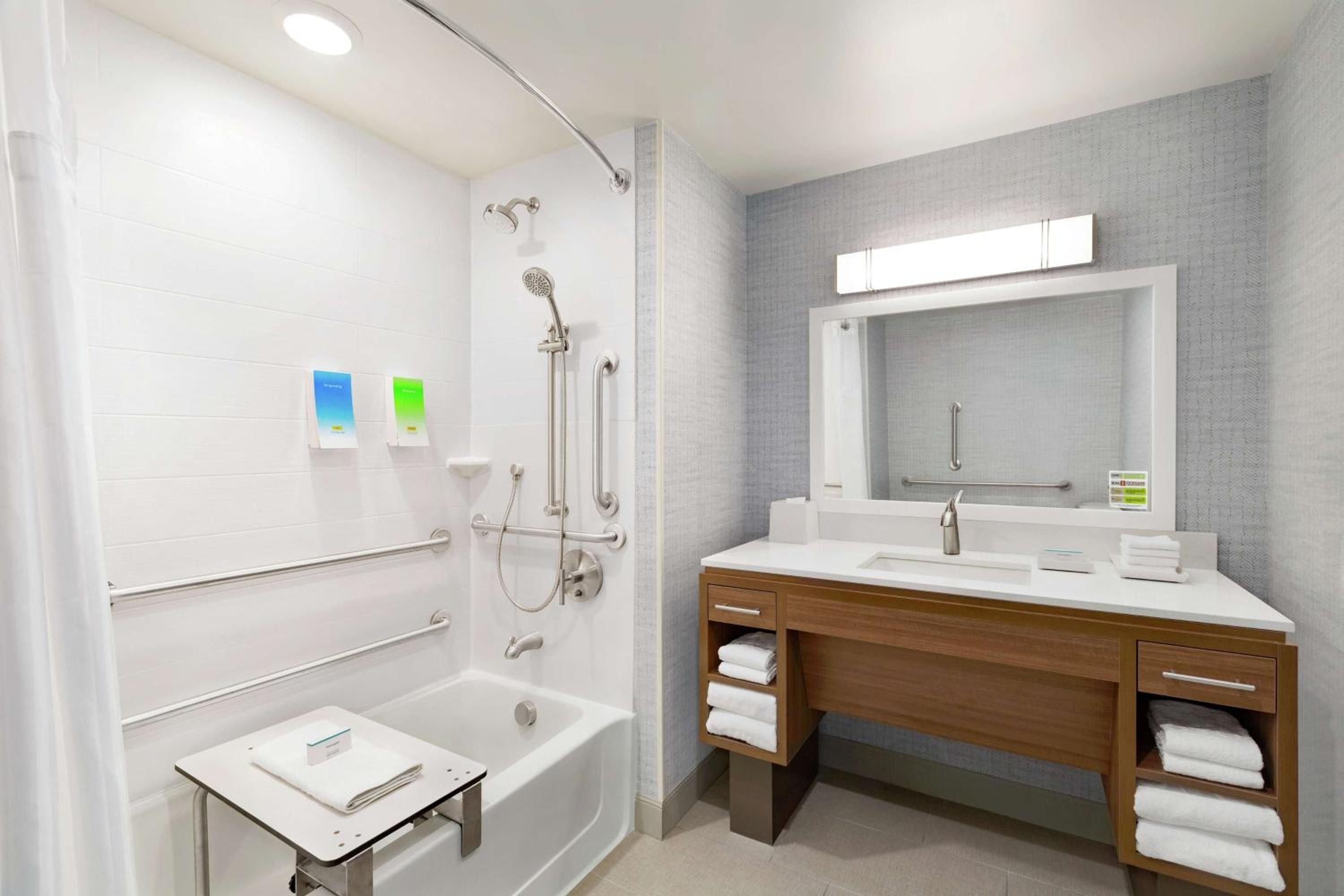 King Suite - Mobility Access/Non-Smoking - Photo 5