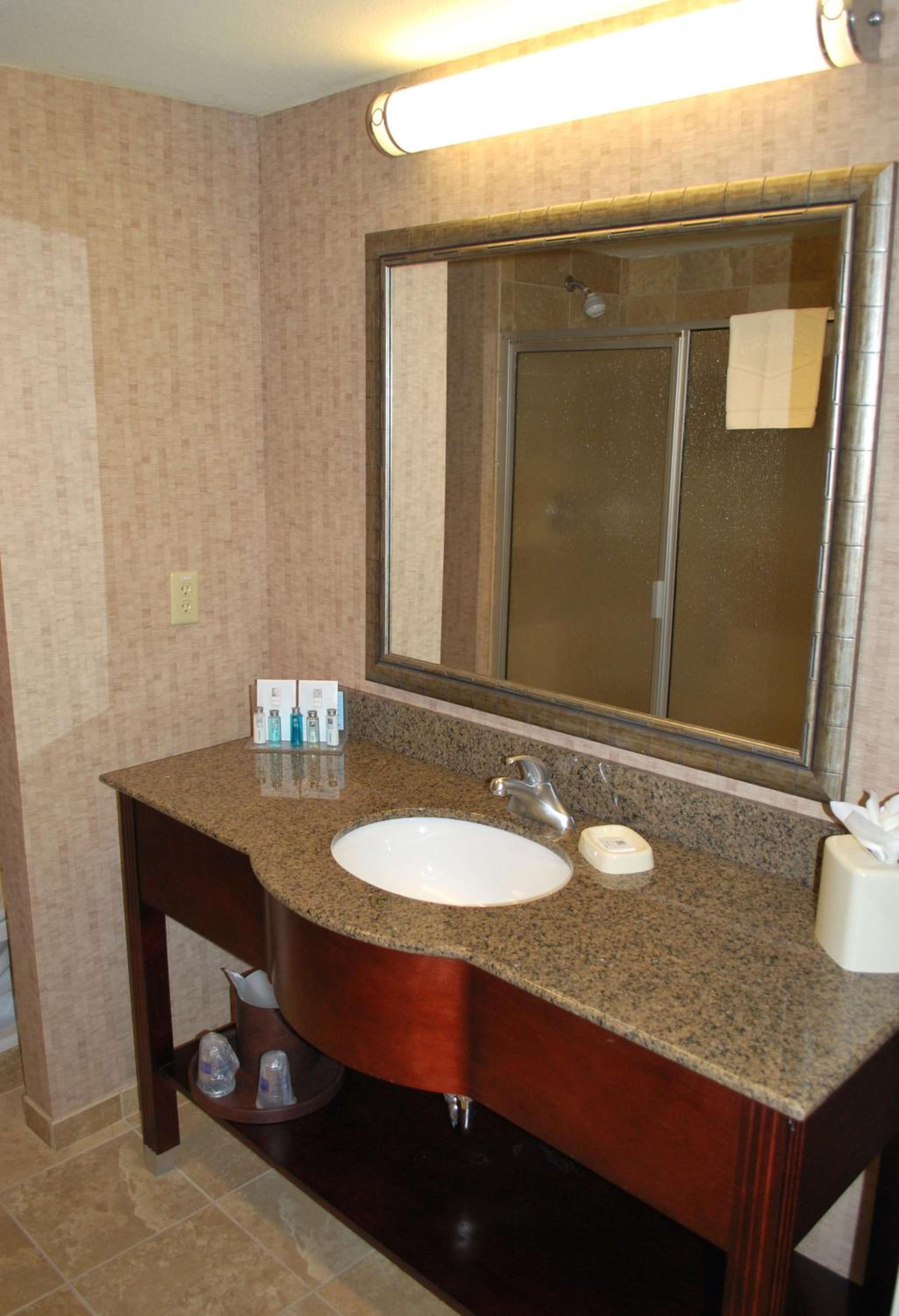 King Room with King Bed - Non-Smoking - Photo 2