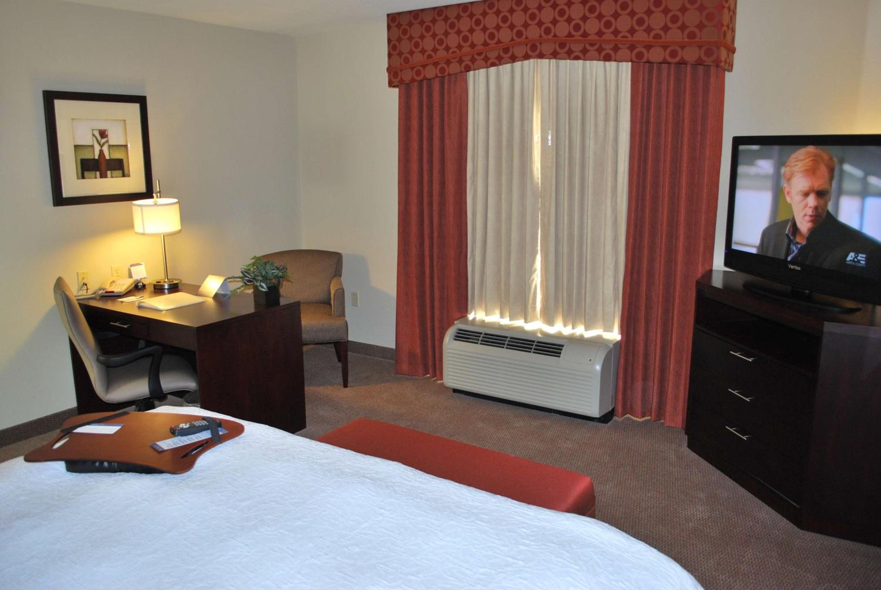 King Room with King Bed - Non-Smoking - Photo 3