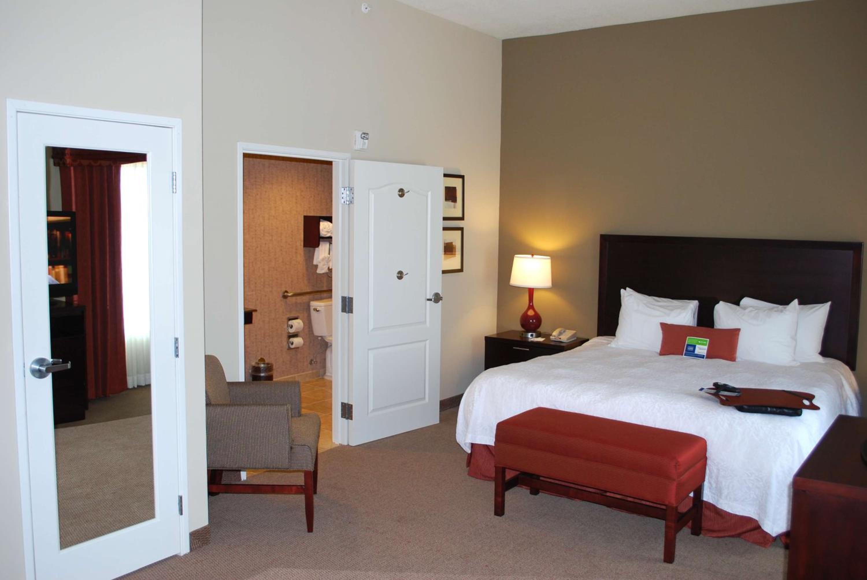 King Room with King Bed - Non-Smoking - Photo 5