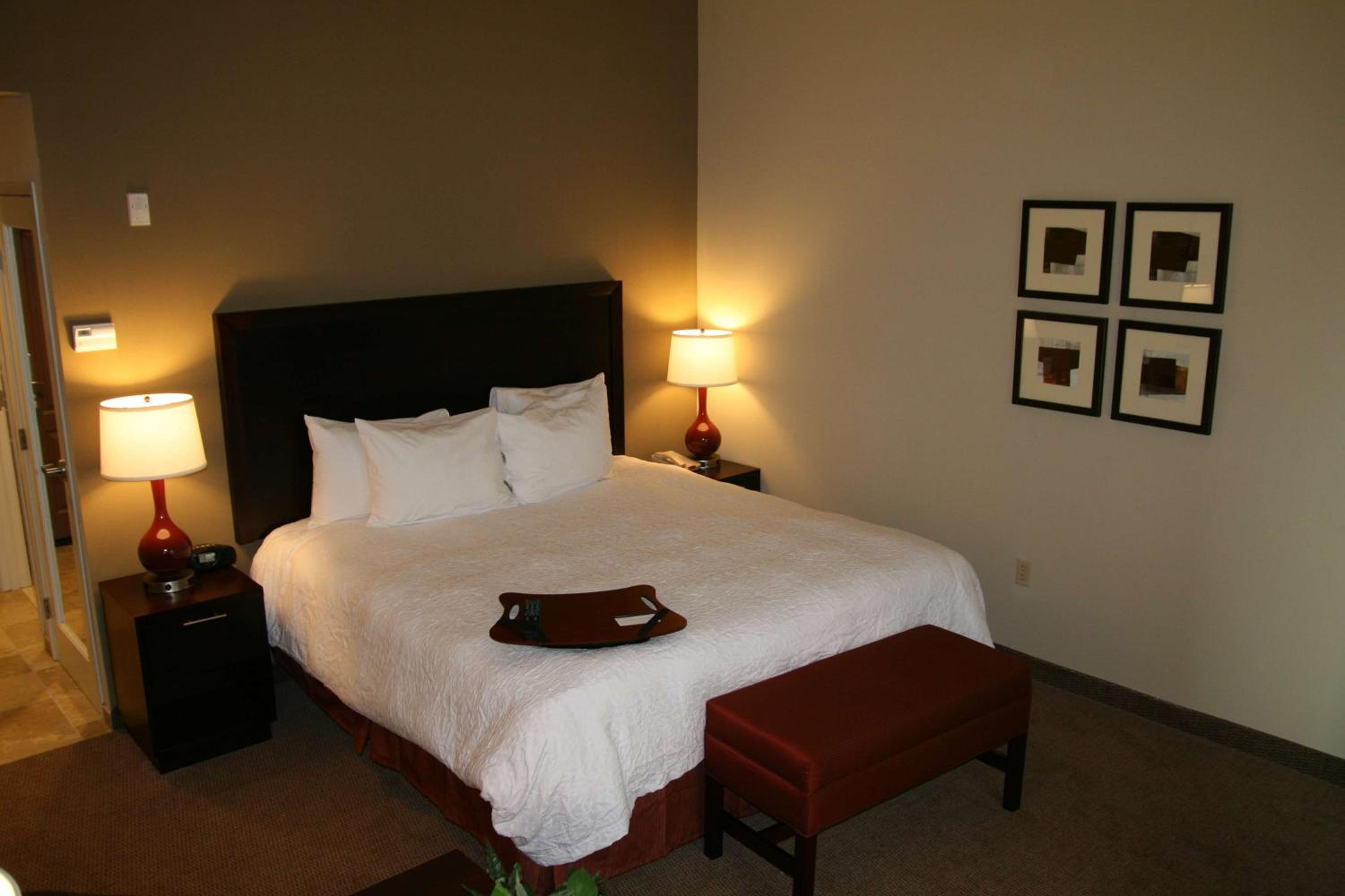 King Room with King Bed - Non-Smoking - Photo 6