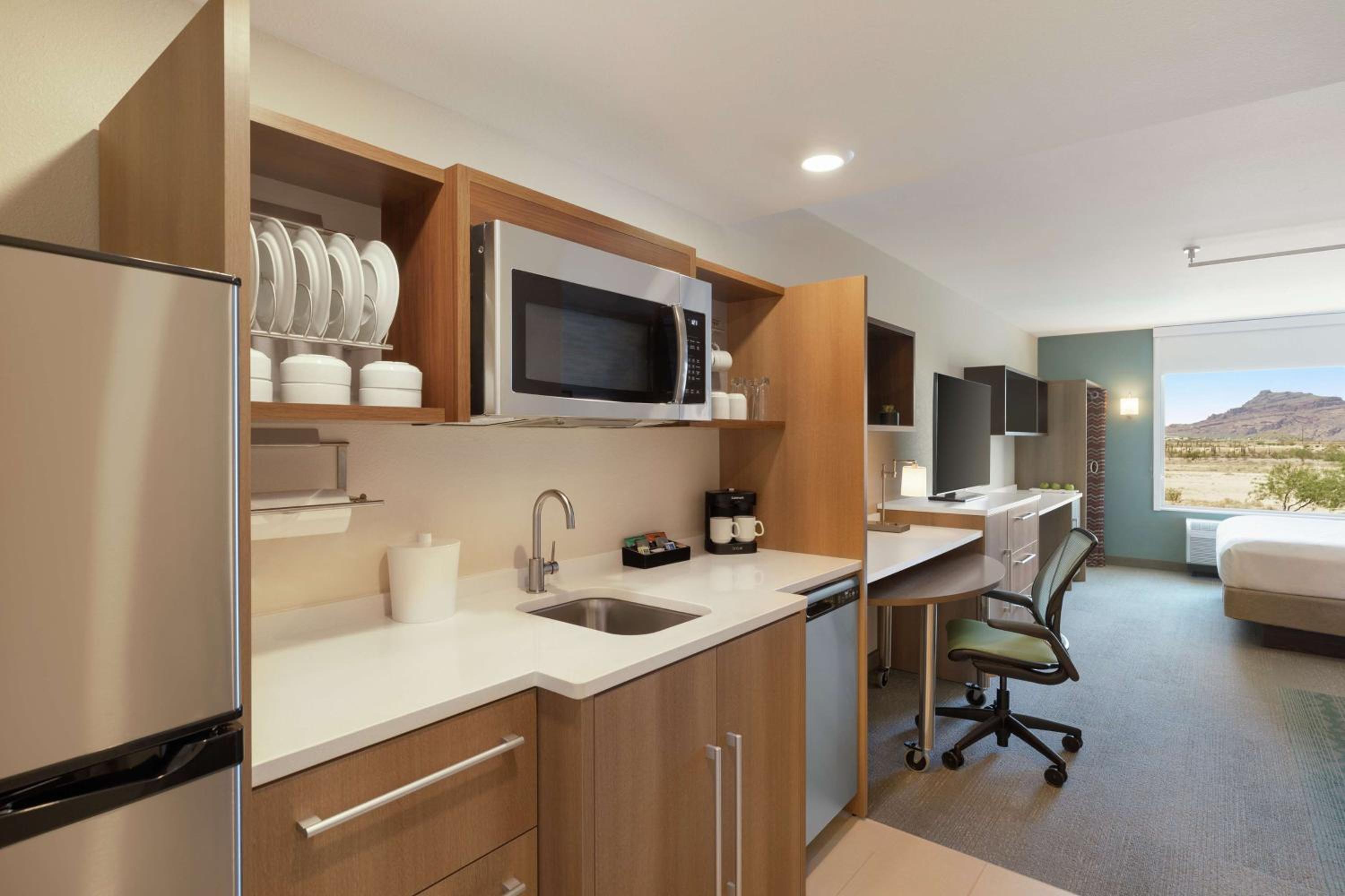King Studio Suite - Non-Smoking - Photo 3