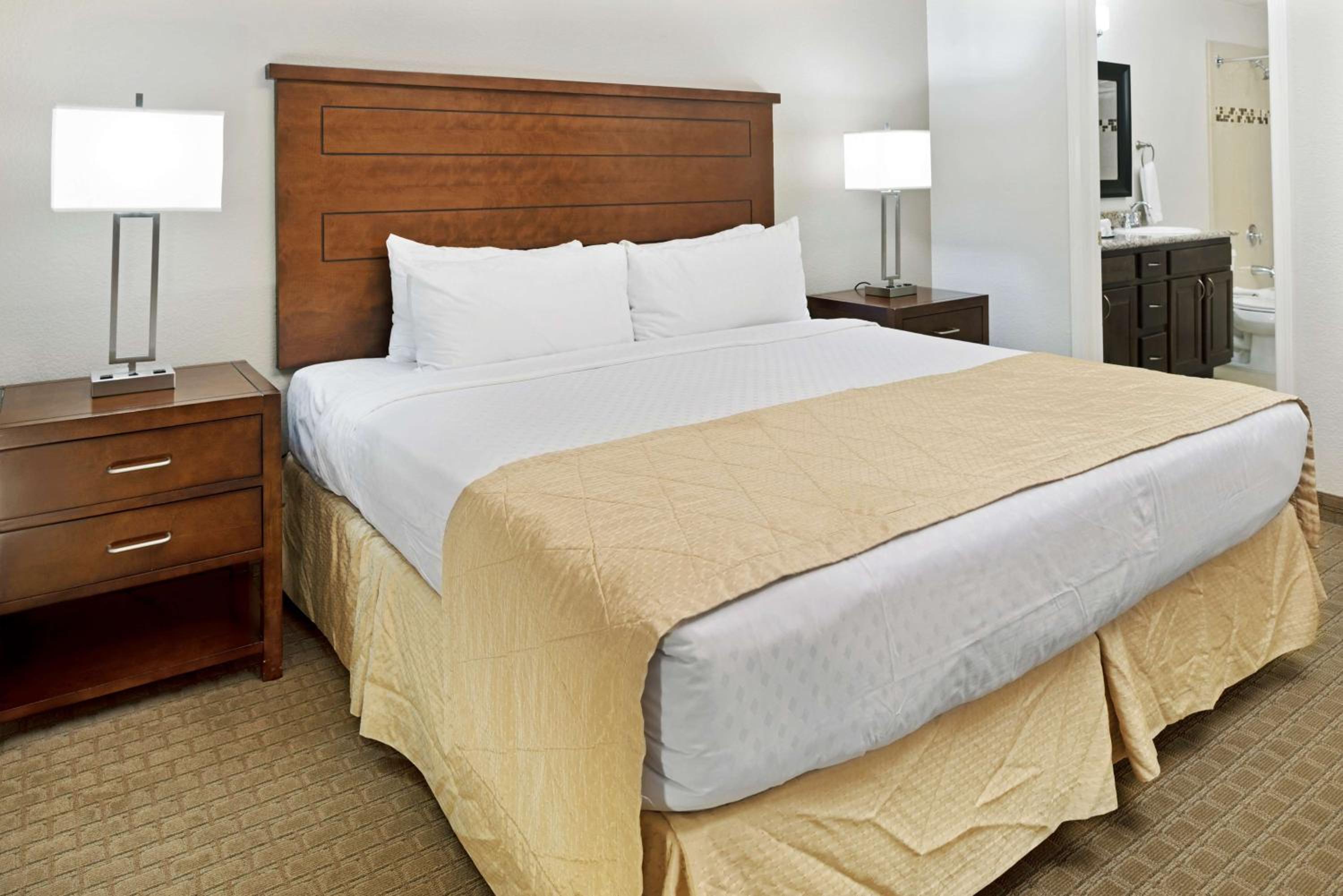 3 BEDROOM 1 KING 2 QUEEN SUITE HEARING ACCESS photo 1
