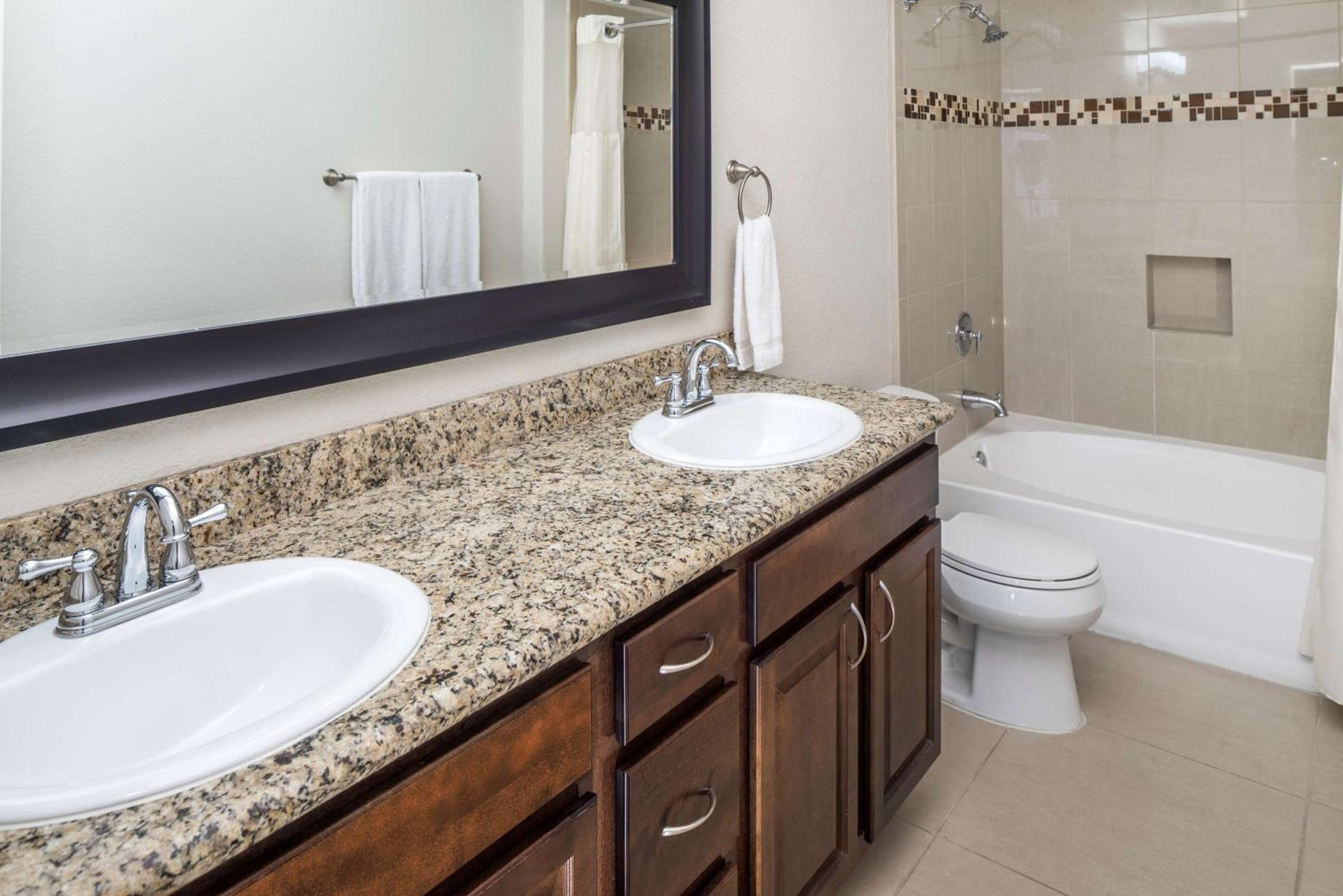 3 BEDROOM 1 KING 2 QUEEN SUITE HEARING ACCESS photo 3