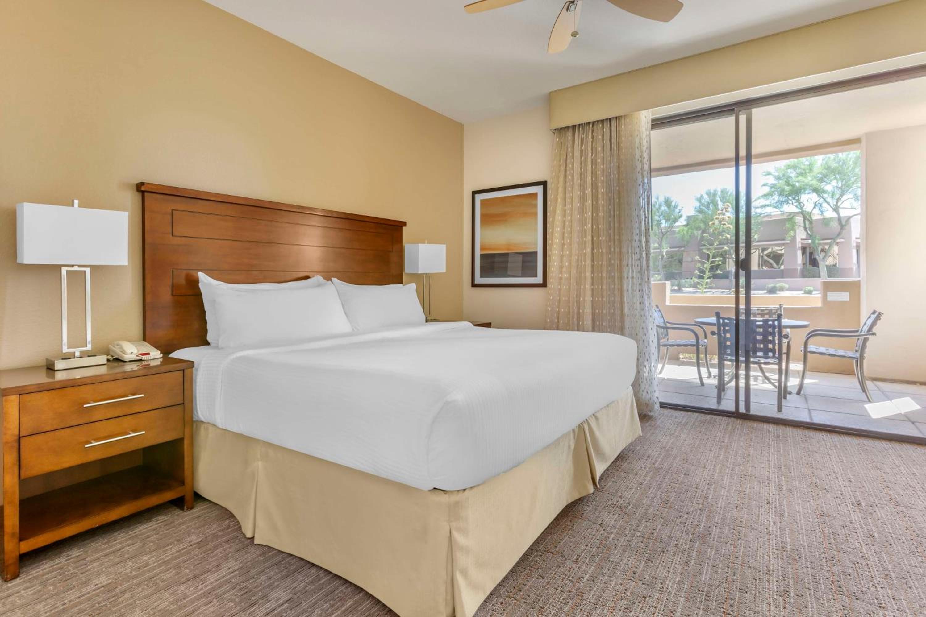 One-Bedroom King Suite with Sofa Bed photo 3