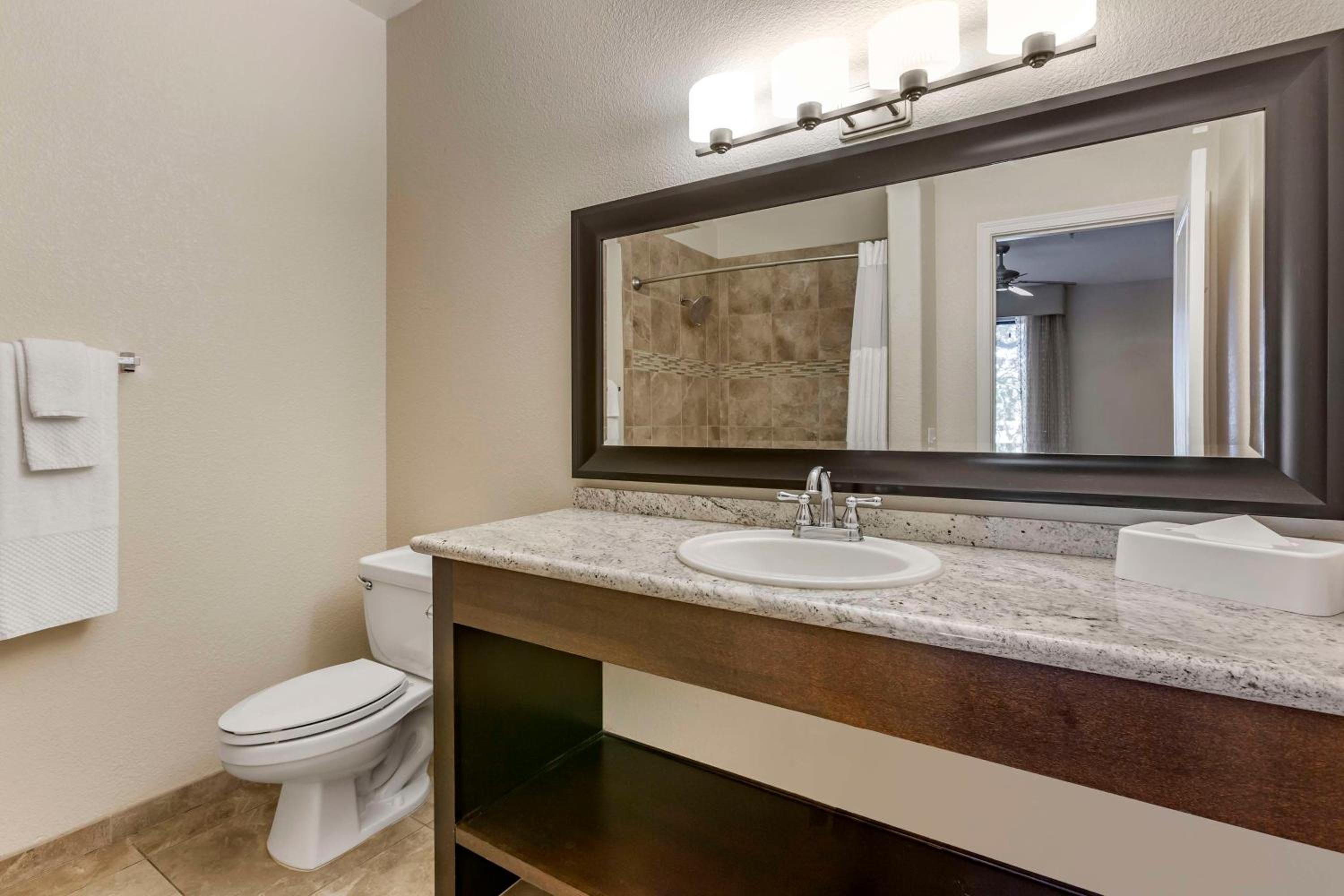 2 BEDROOM 1 KING 1 QUEEN SUITE HEARING ACCESS photo 3