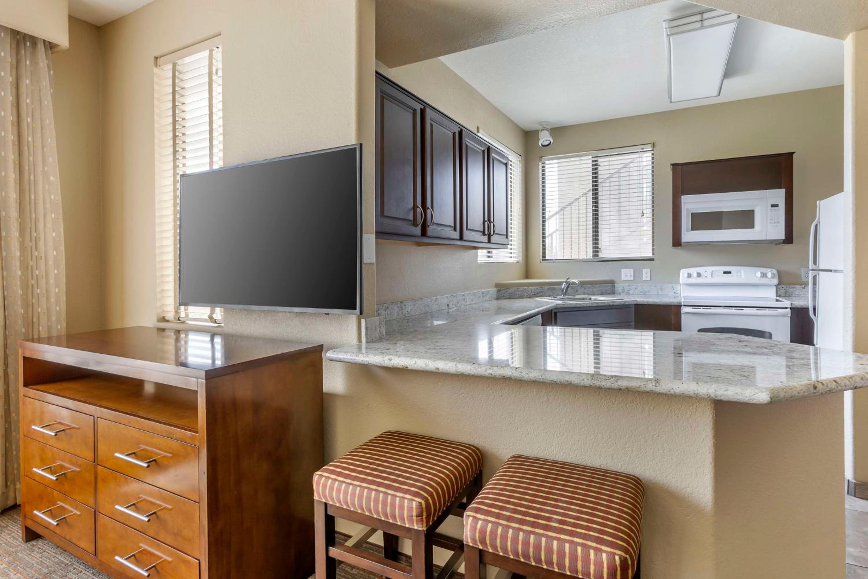 One-Bedroom King Suite with Sofa Bed photo 2