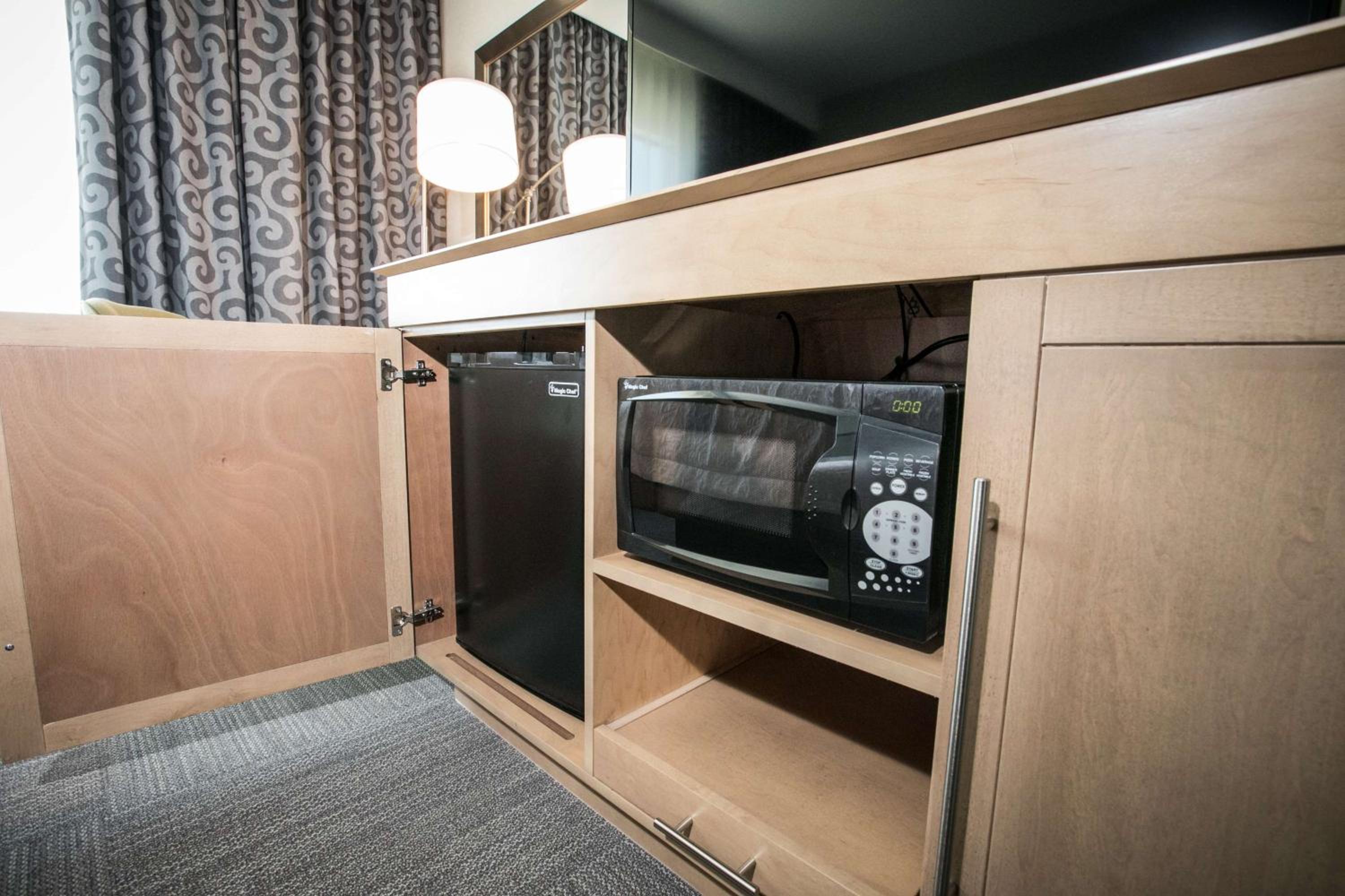 Queen Room with Two Queen Beds - Hearing Access/Non-Smoking - Photo 2