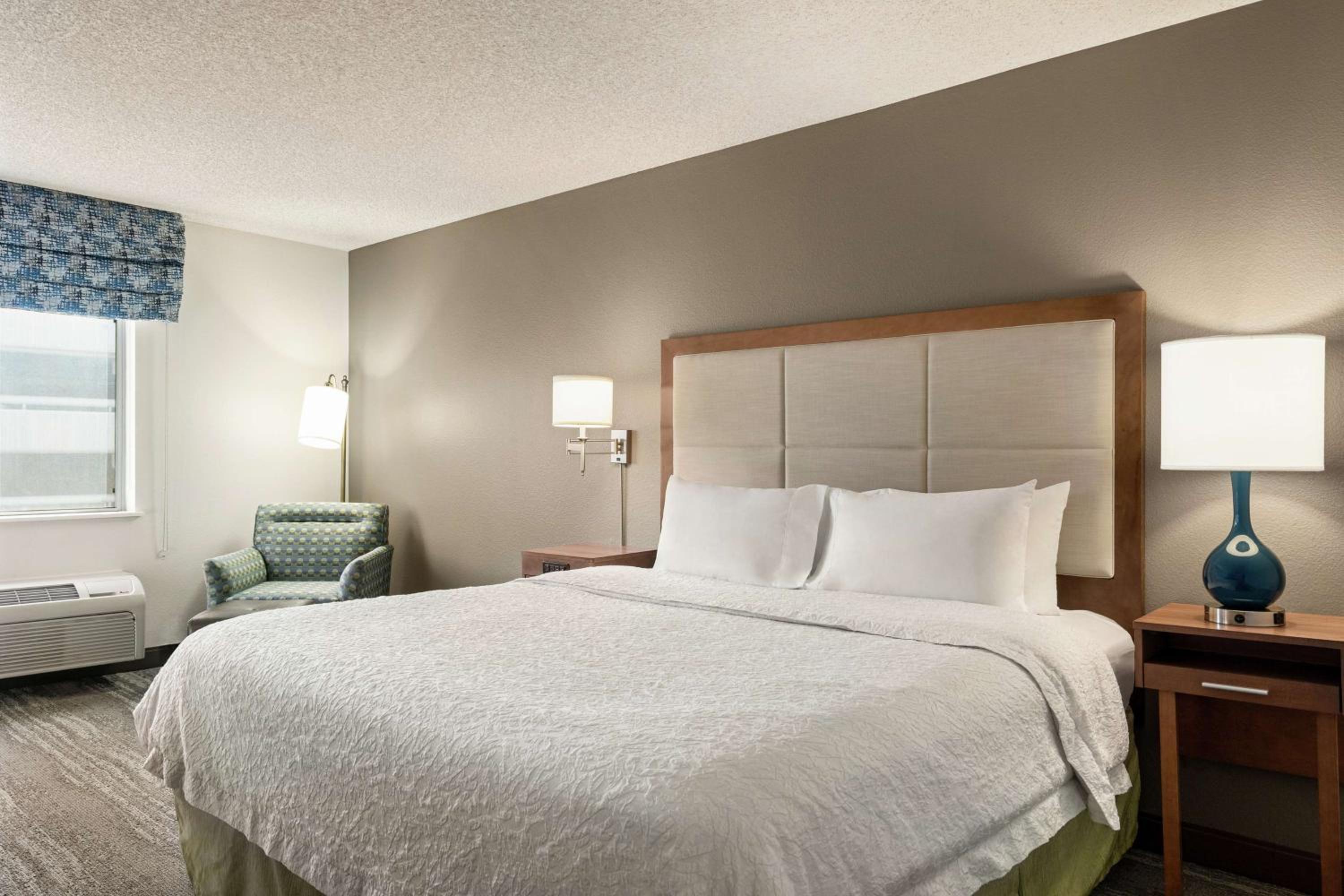 King Room with King Bed - Non-Smoking - Photo 2