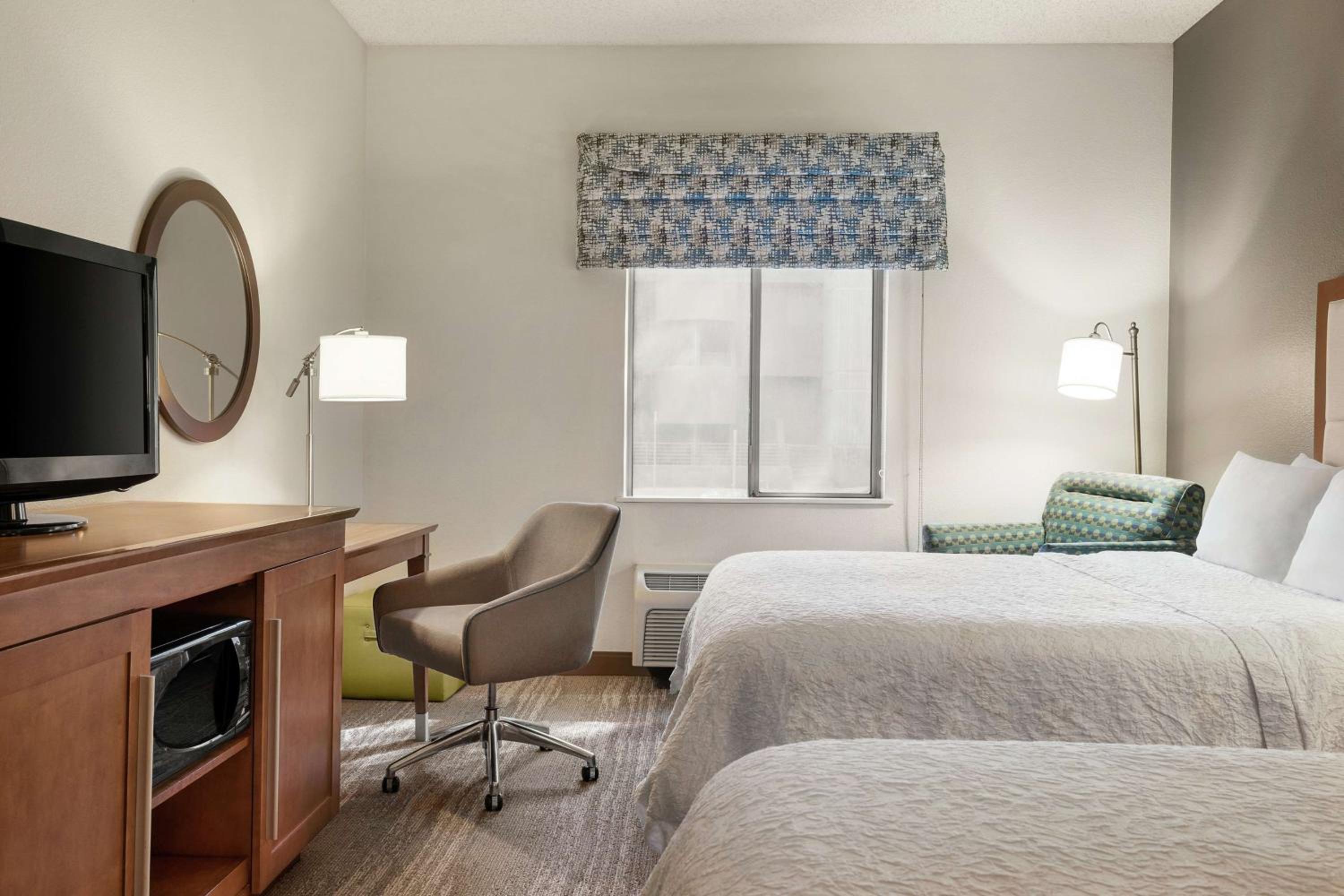 Room with Two Queen Beds - Non-Smoking - Photo 4