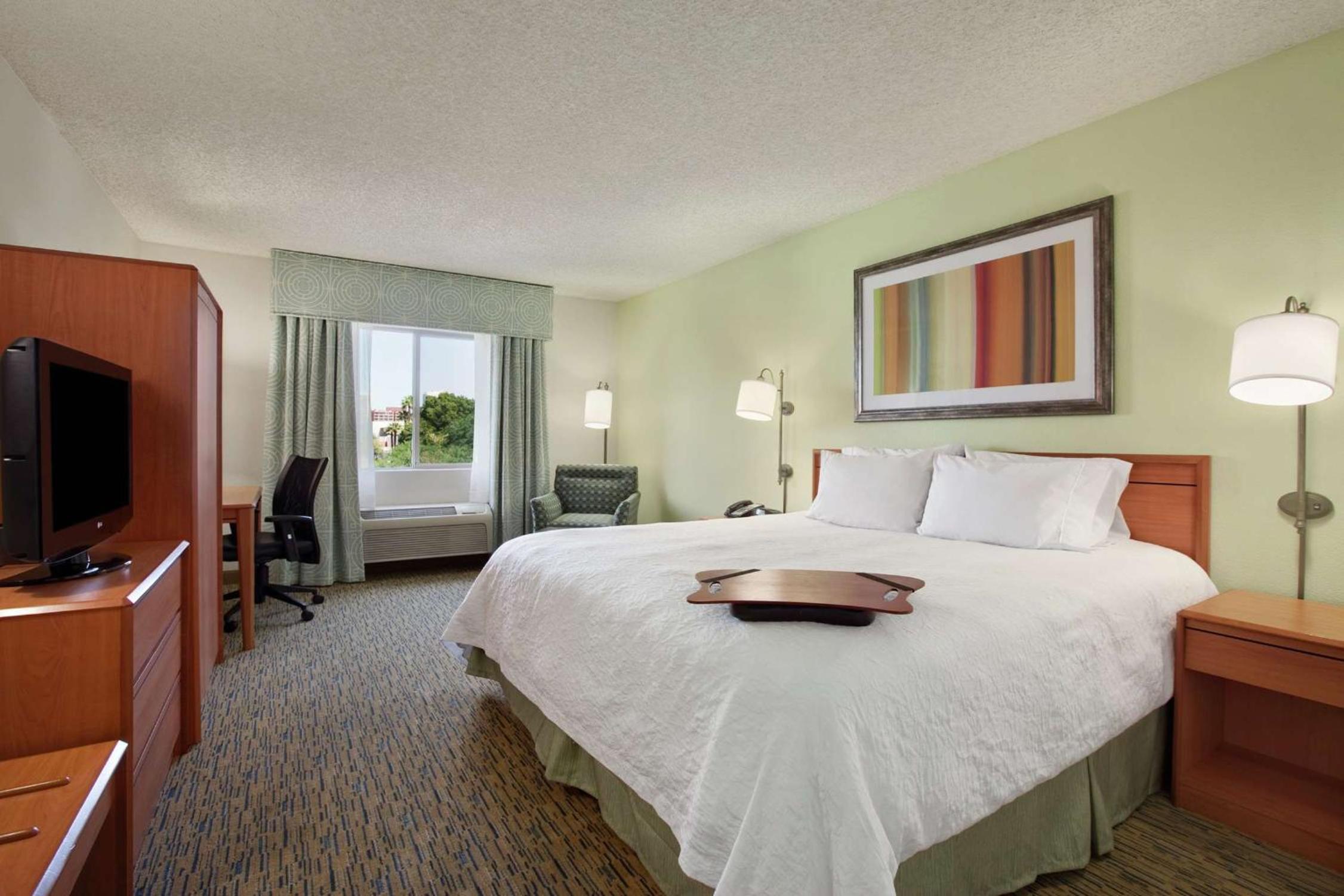 King Room with King Bed - Non-Smoking - Photo 3