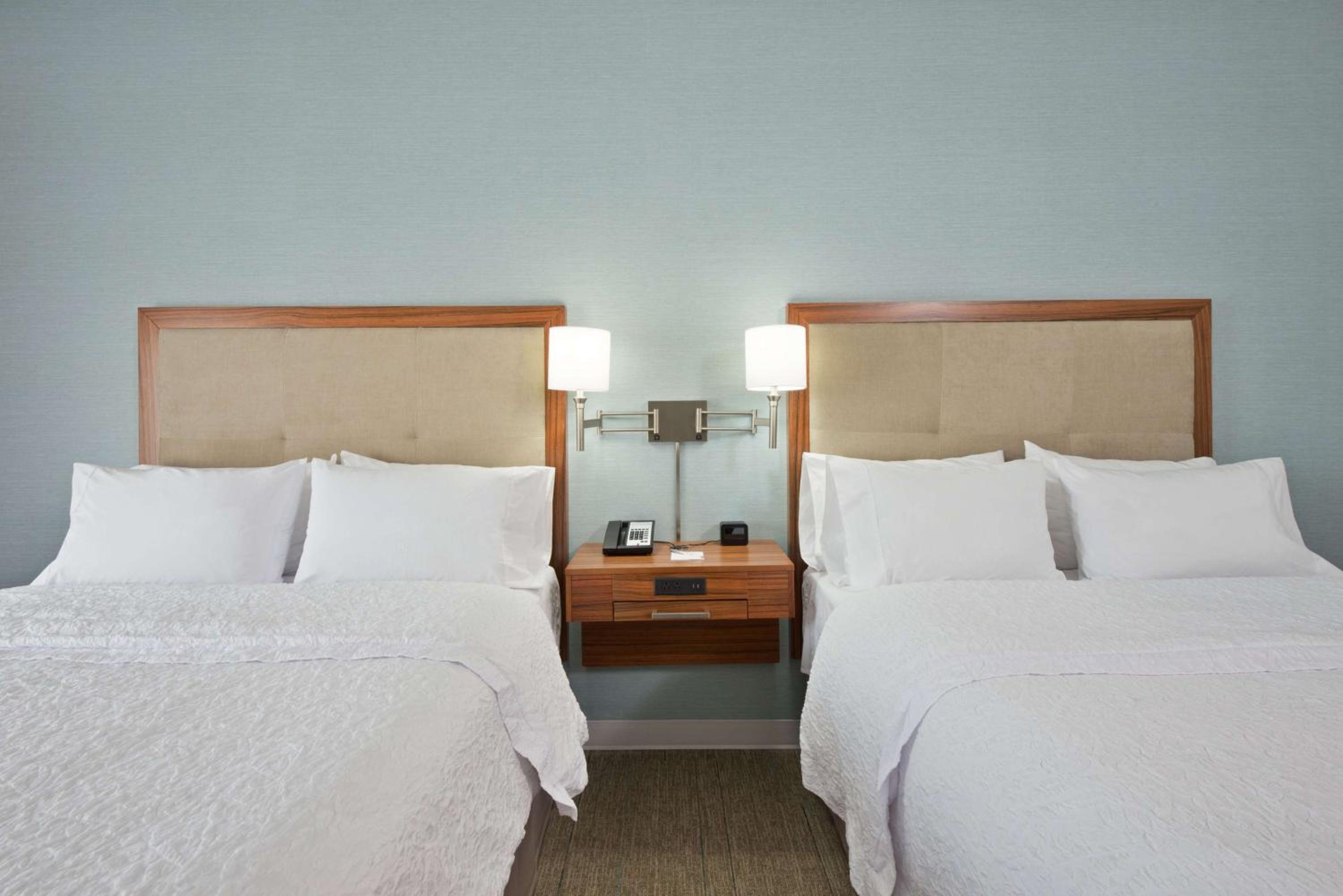 Queen Room with Two Queen Beds - Non-Smoking photo 3