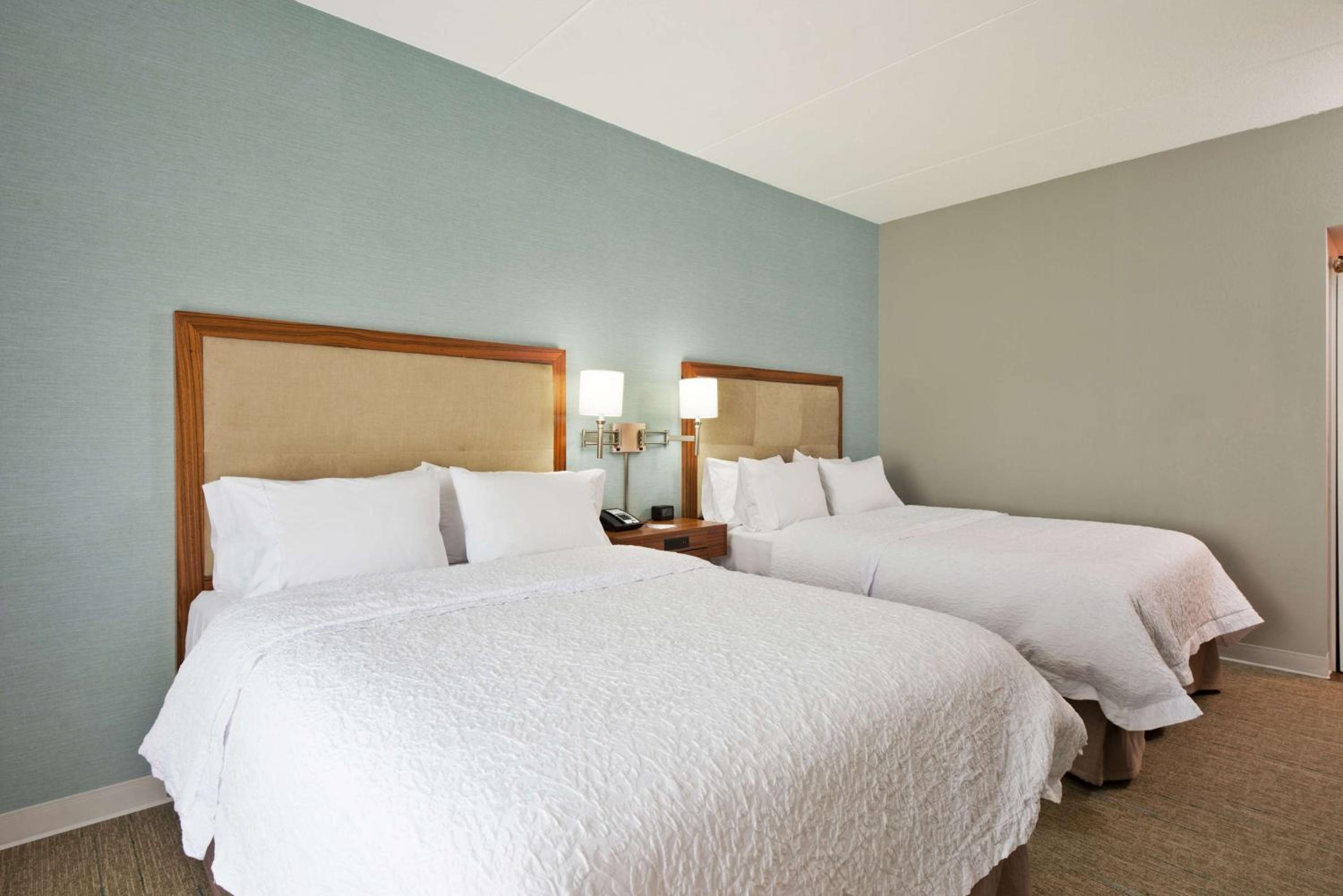 Queen Room with Two Queen Beds - Hearing Access/Non-Smoking photo 3