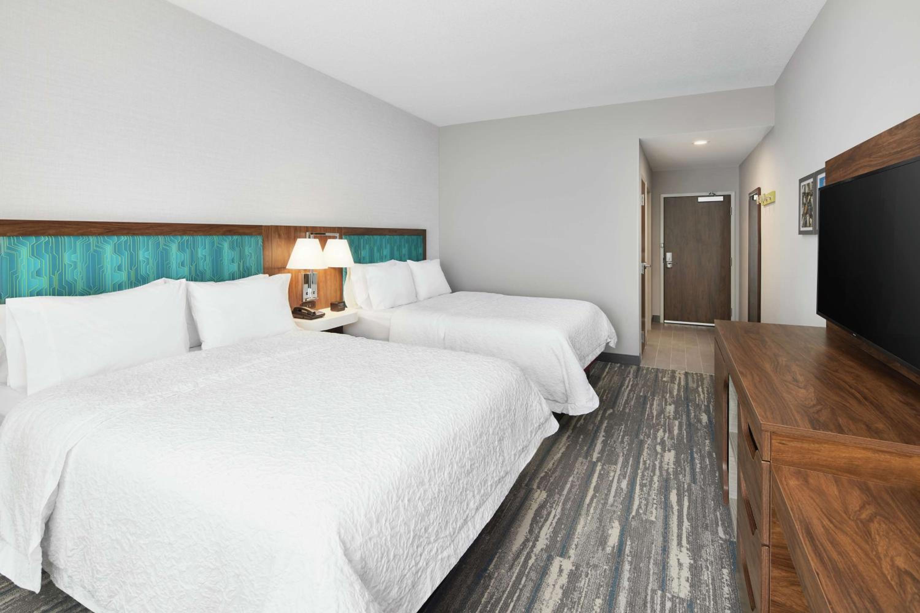 Queen Room with Two Queen Beds - Photo 2
