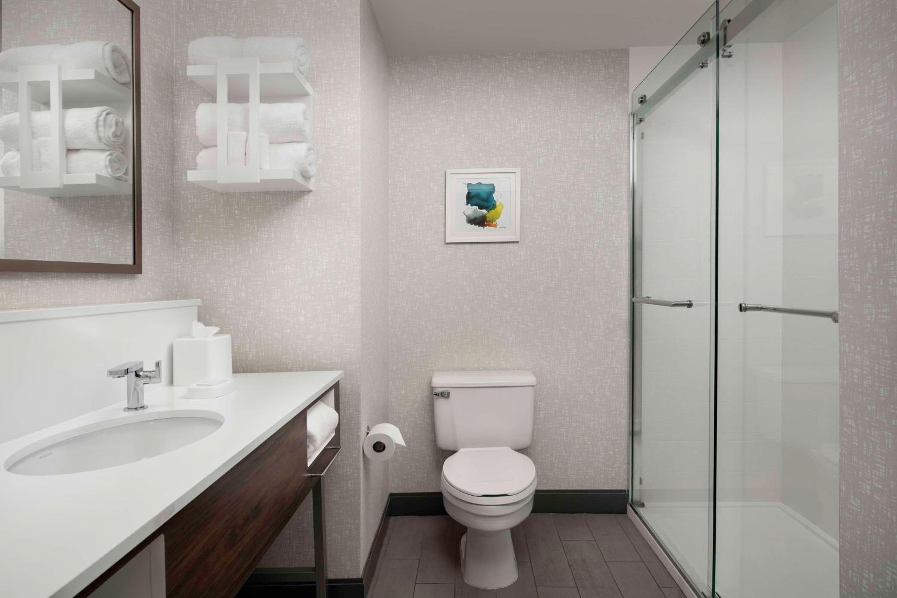 King Room with Roll-In Shower - Mobility and Hearing Access/Non-Smoking - Photo 4