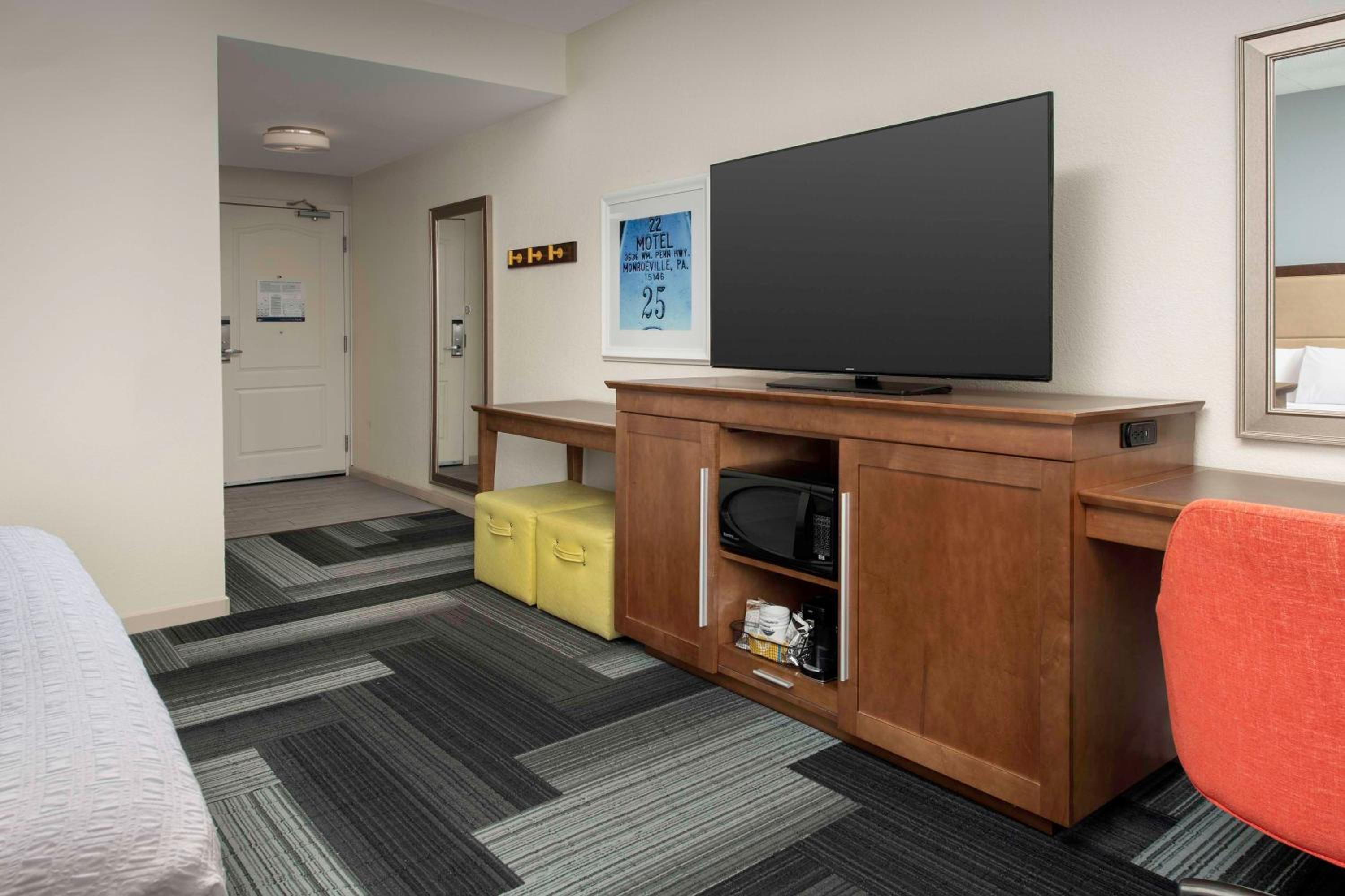 King Room with Roll-In Shower - Mobility and Hearing Access/Non-Smoking - Photo 5