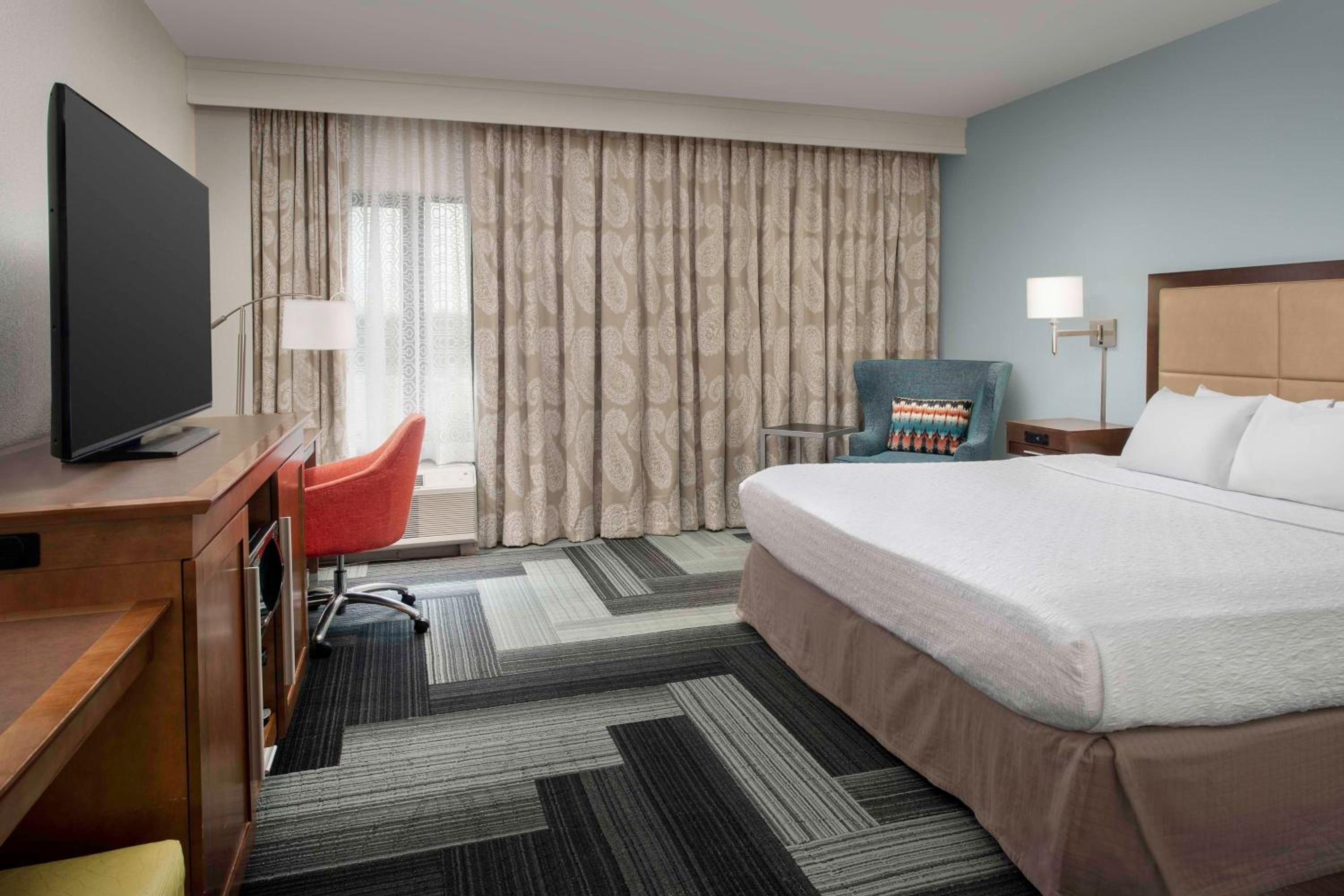 King Room with Roll-In Shower - Mobility and Hearing Access/Non-Smoking - Photo 6