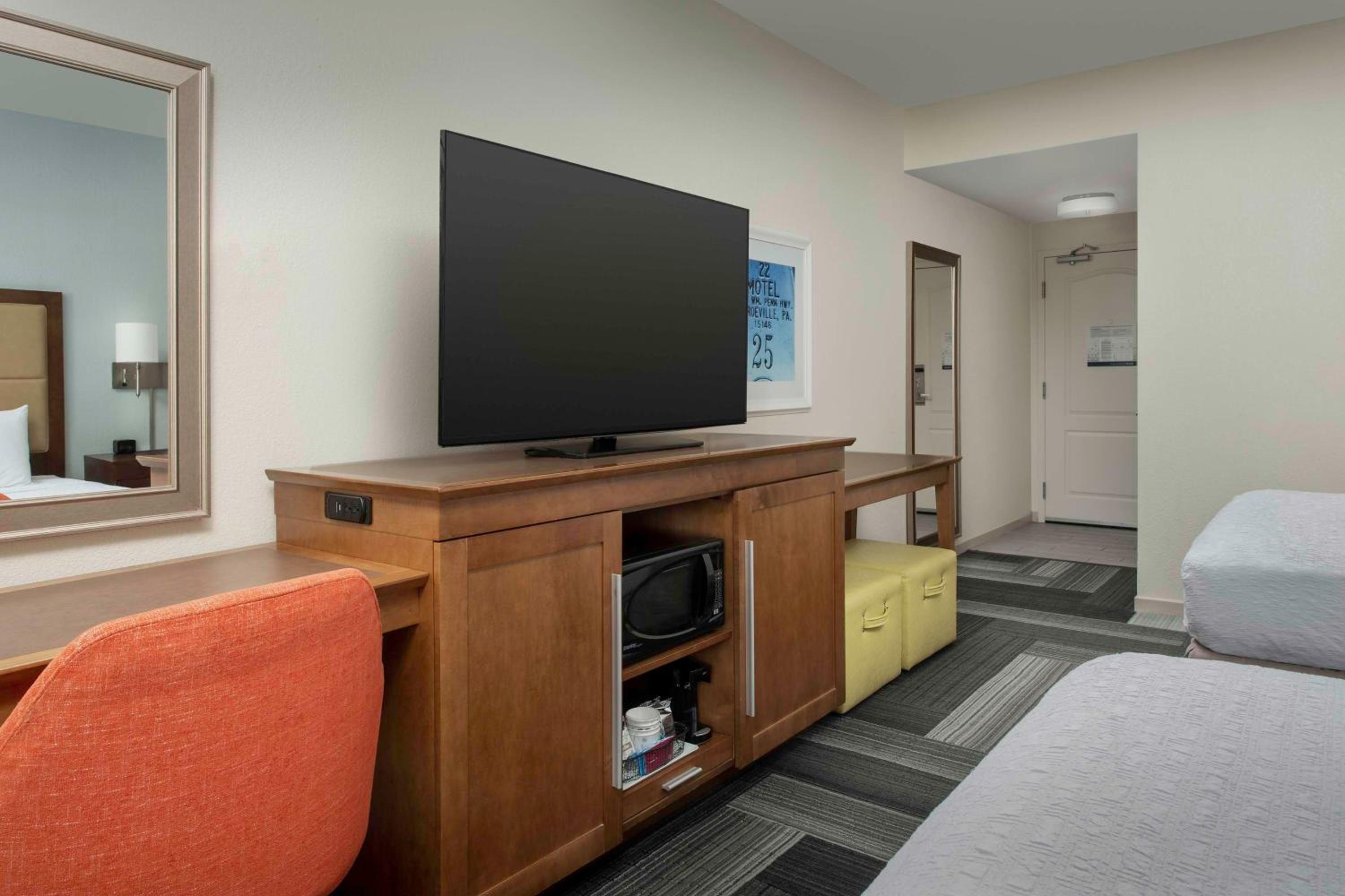 King Room with Roll-In Shower - Mobility and Hearing Access/Non-Smoking - Photo 7