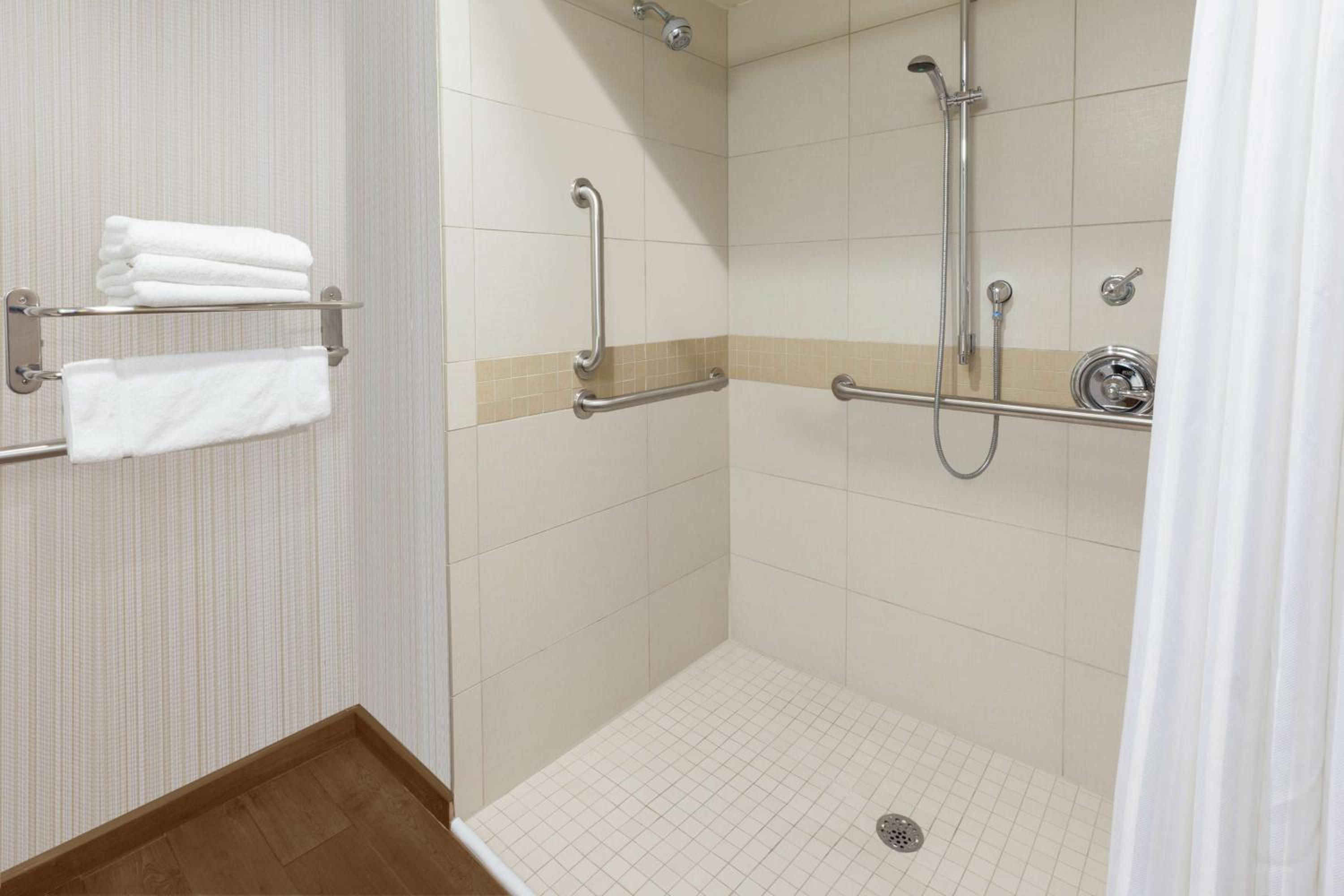 Queen Room with Mobility/Hearing Accessible Tub - Photo 4