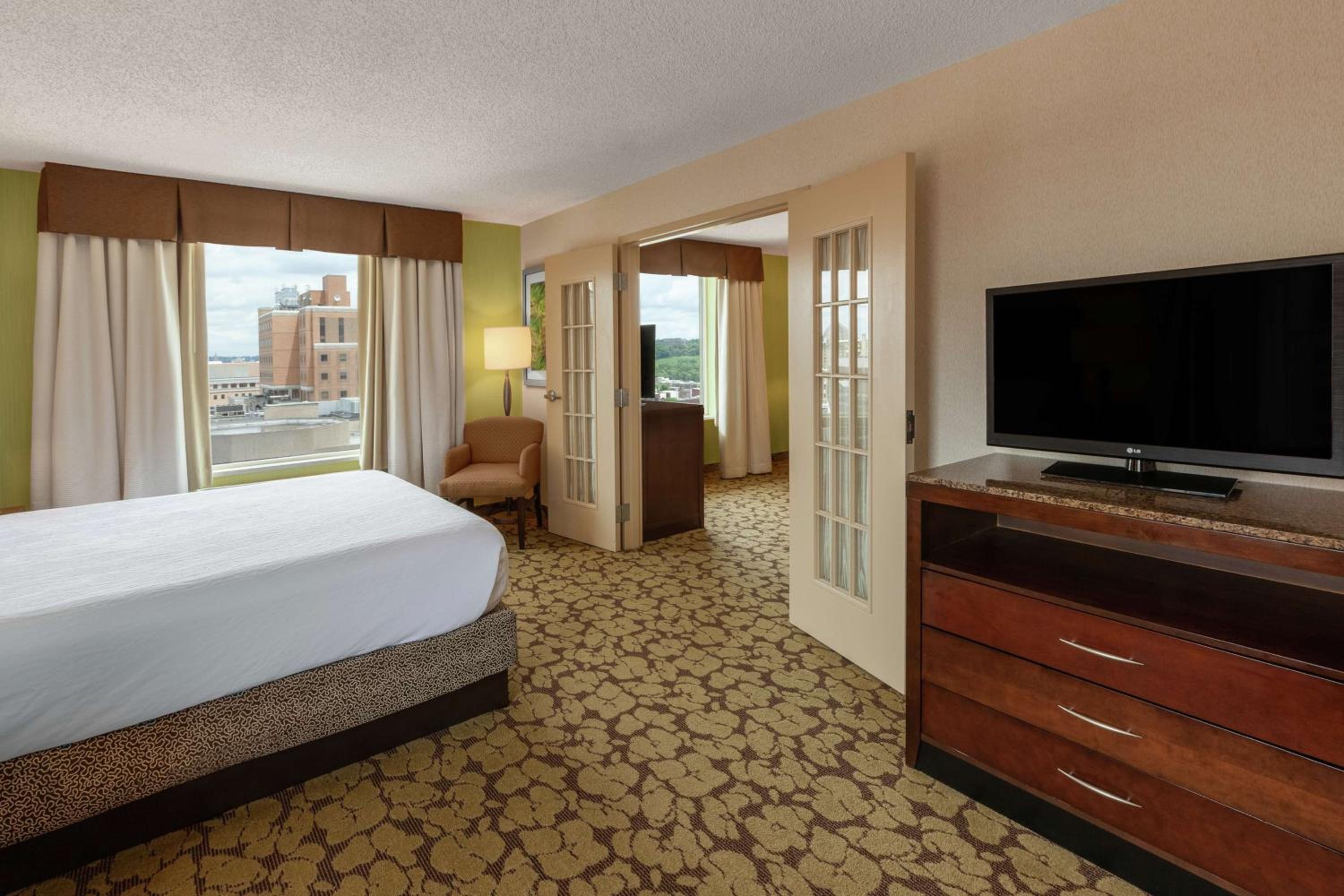 Deluxe King Suite - Disability Access - Photo 2