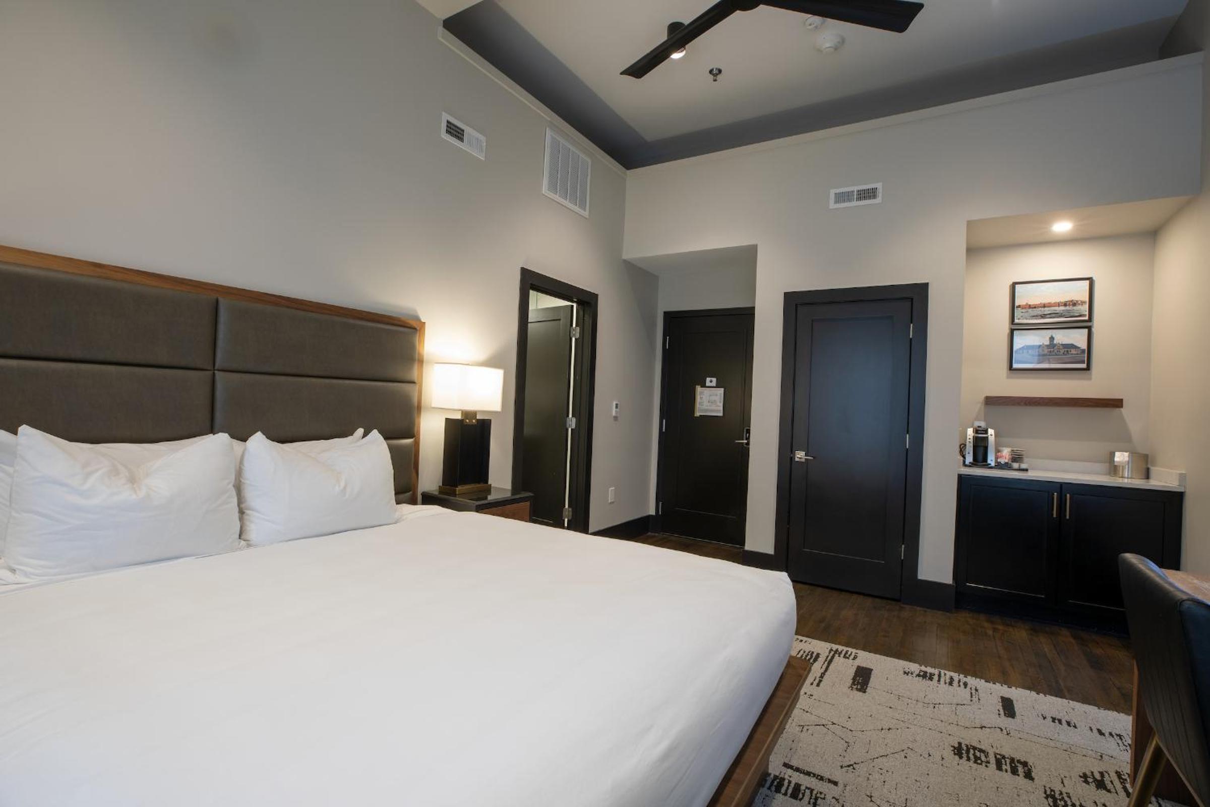 King Suite - Photo 1