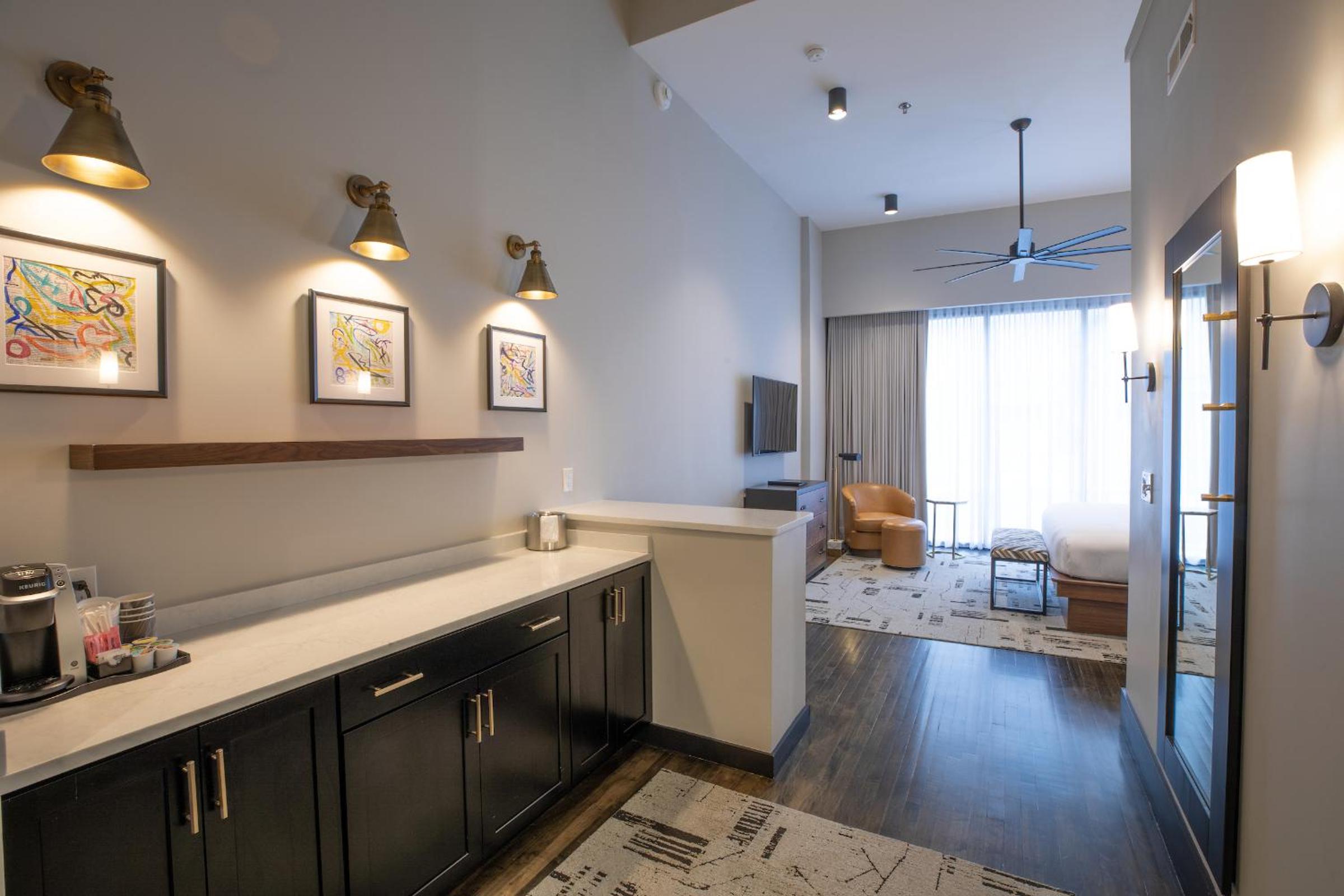 Queen Suite - Photo 1