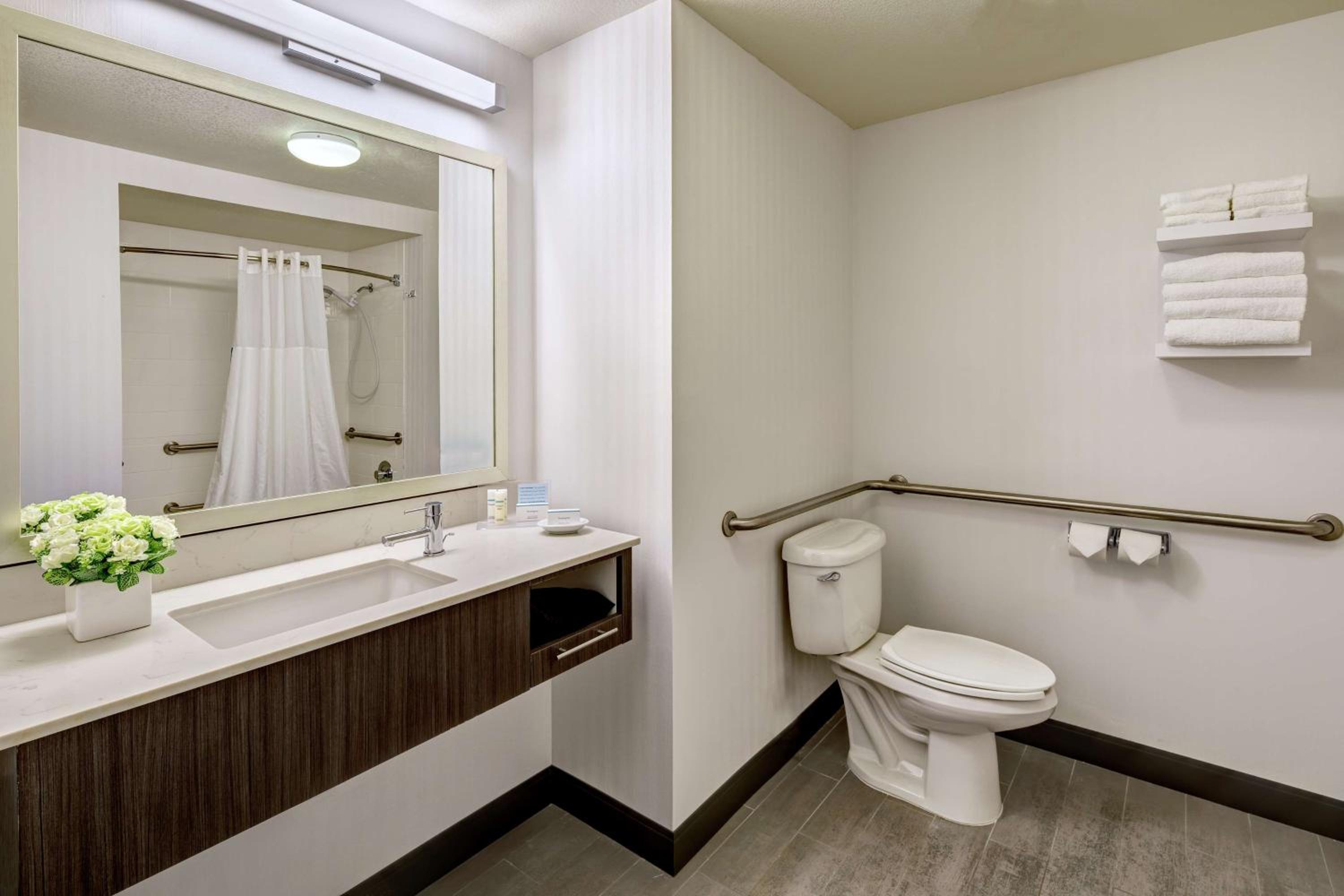 Queen Room with Two Queen Beds - Mobility Access/Non-Smoking - Photo 3