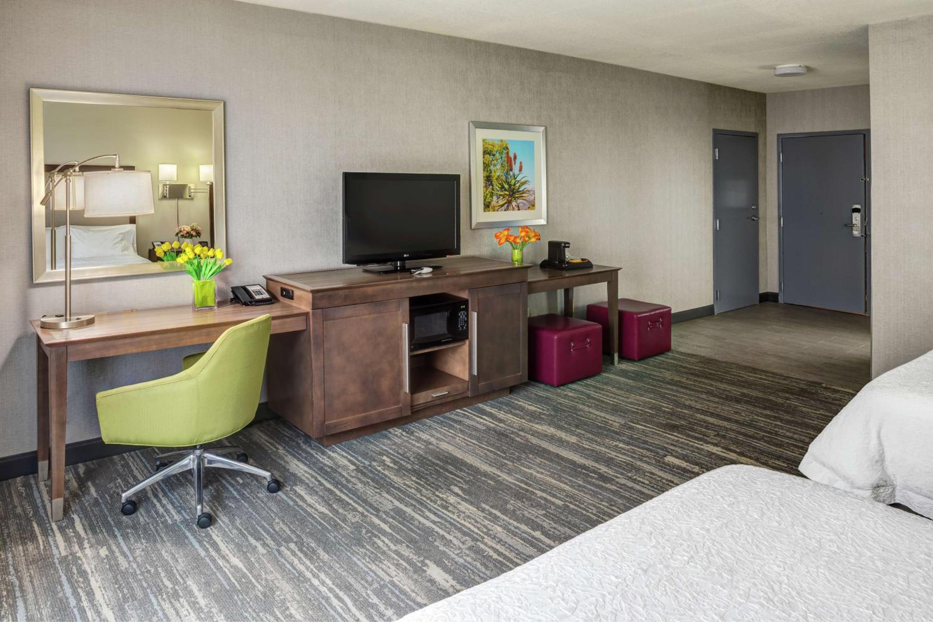 Queen Room with Two Queen Beds - Mobility Access/Non-Smoking - Photo 2