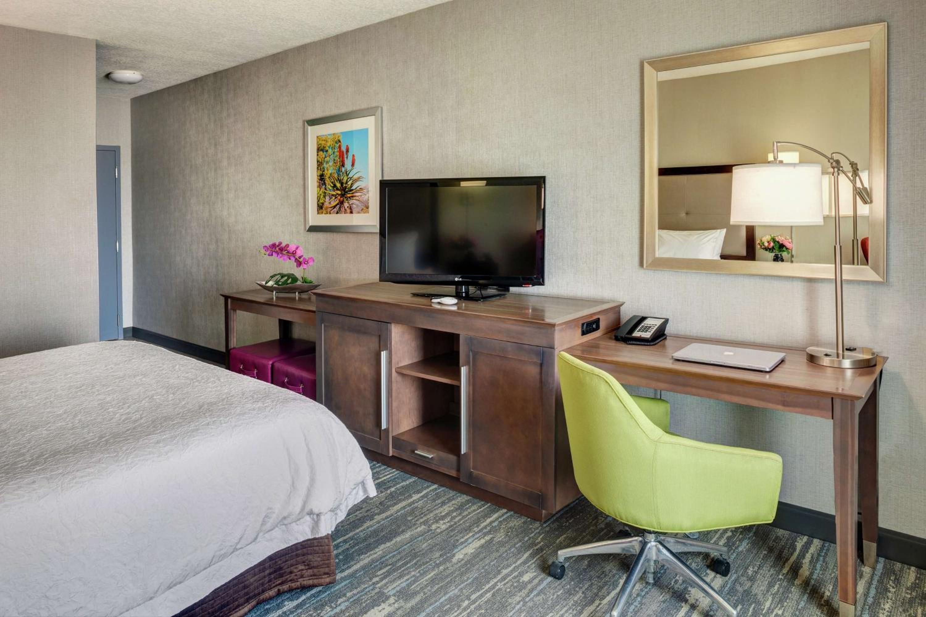 King Room with King Bed - Non-Smoking - Photo 4