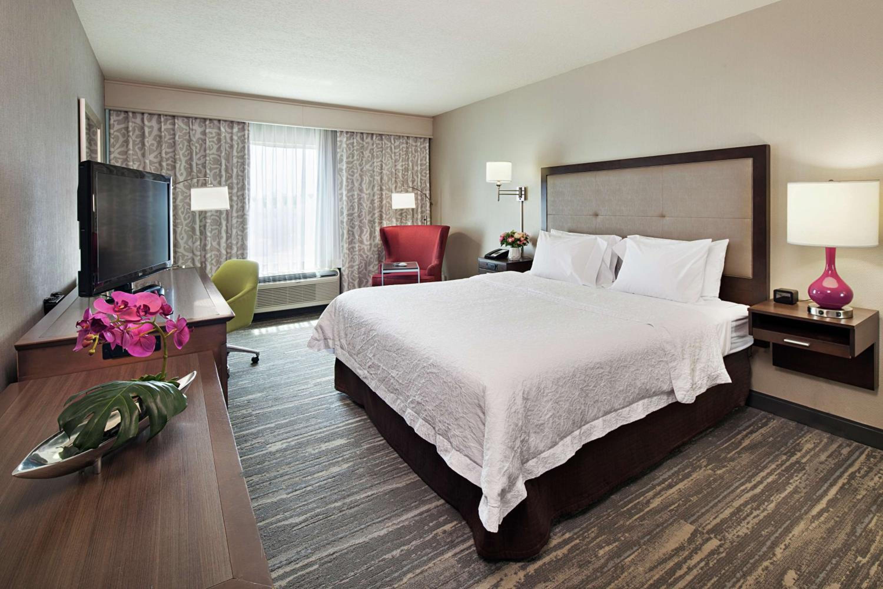King Room with King Bed - Non-Smoking - Photo 3