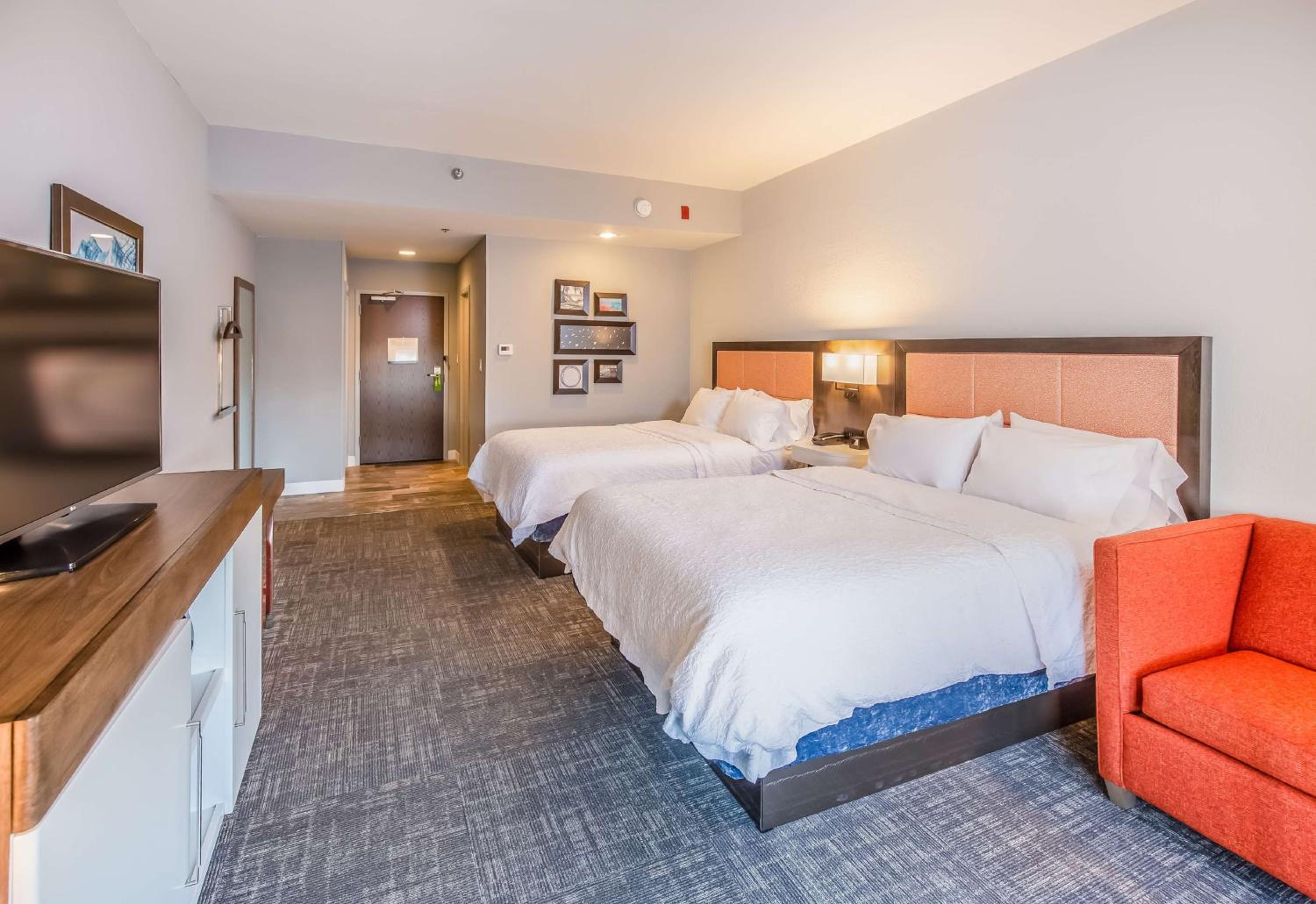 Queen Room with Two Queen Beds - Inland View - Photo 2
