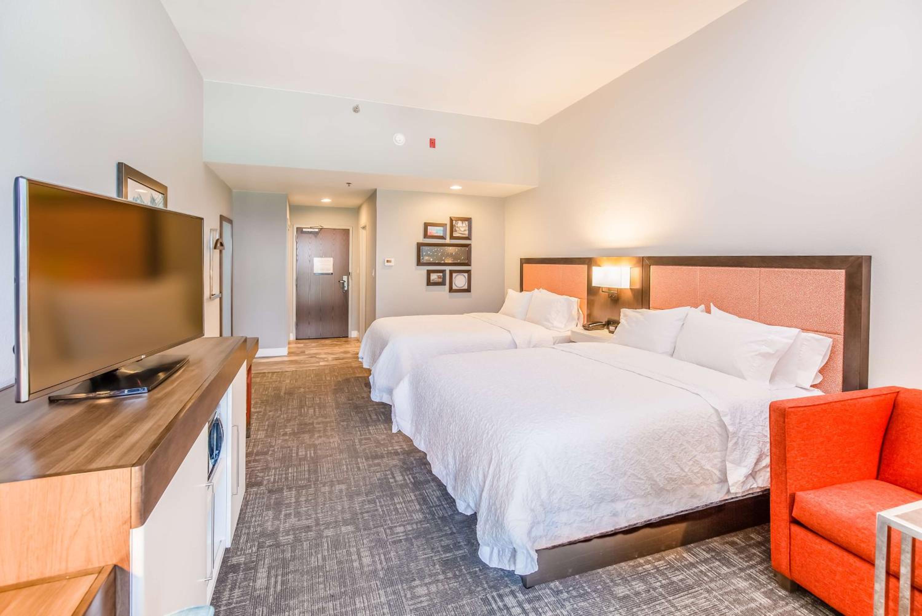 Queen Room with Two Queen Beds With Balcony - Gulf View - Photo 1